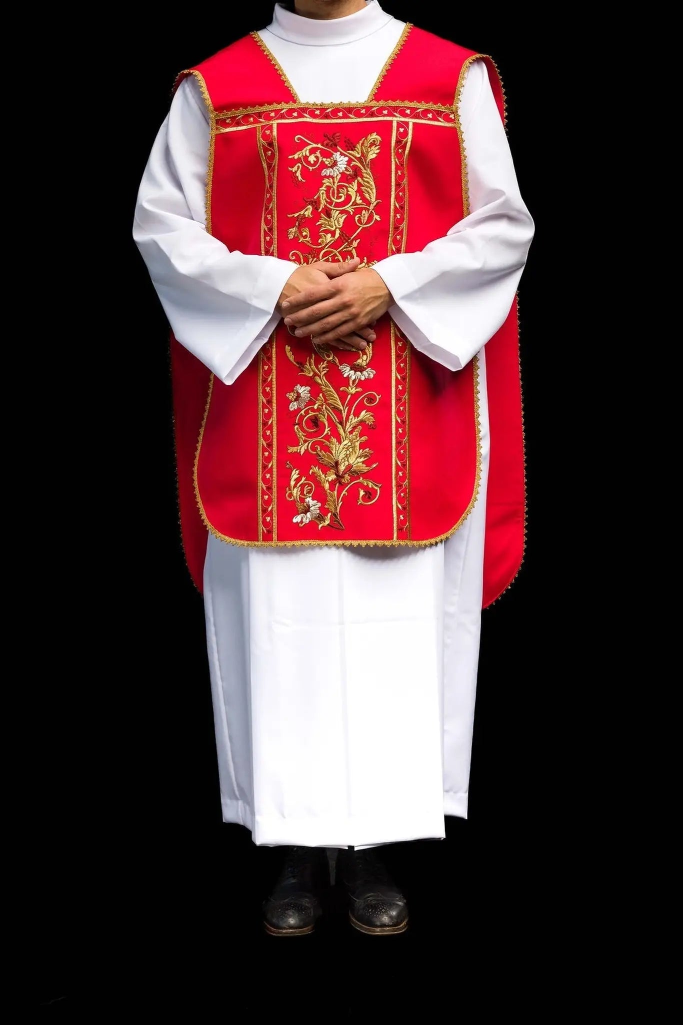 Chasuble romaine rouge brodée avec motif IHS