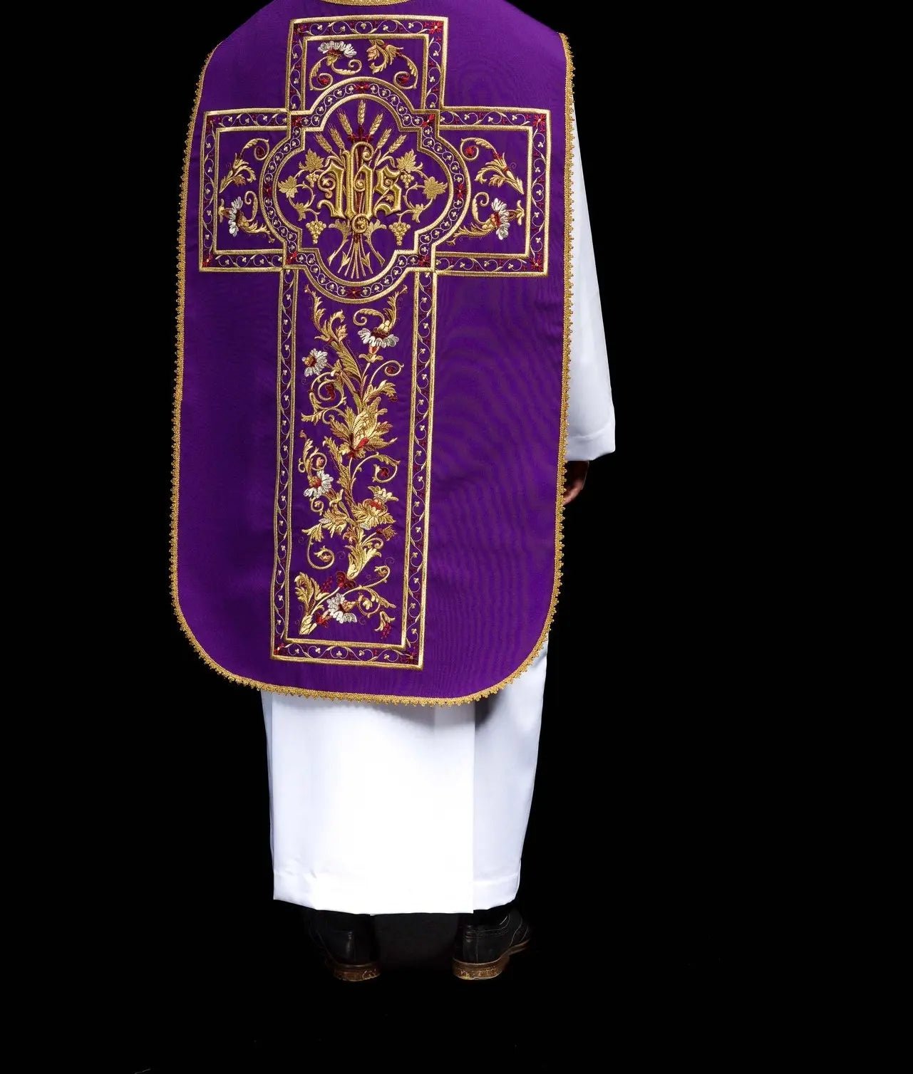 Chasuble romaine violette brodée avec motif IHS