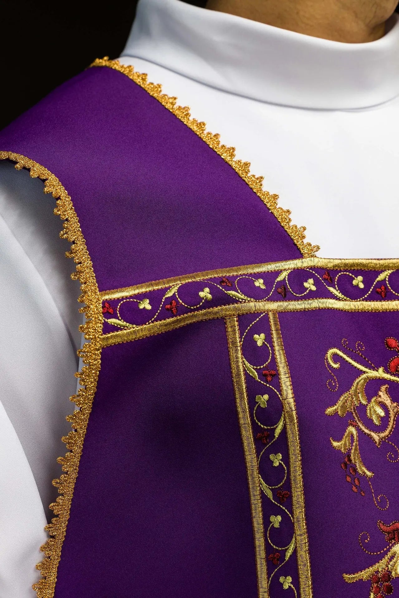 Chasuble romaine violette brodée avec motif IHS