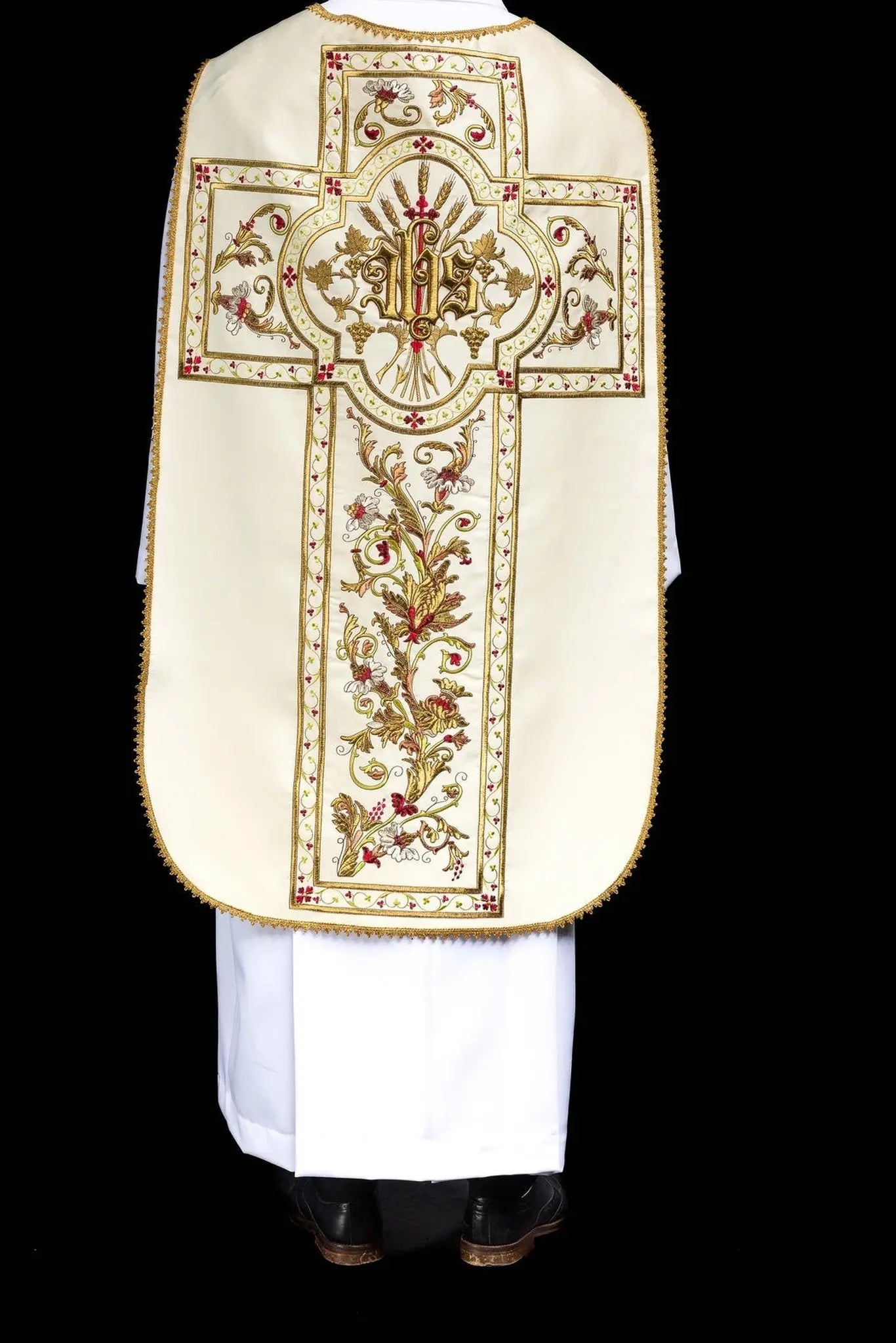 Chasuble romaine brodée avec motif IHS