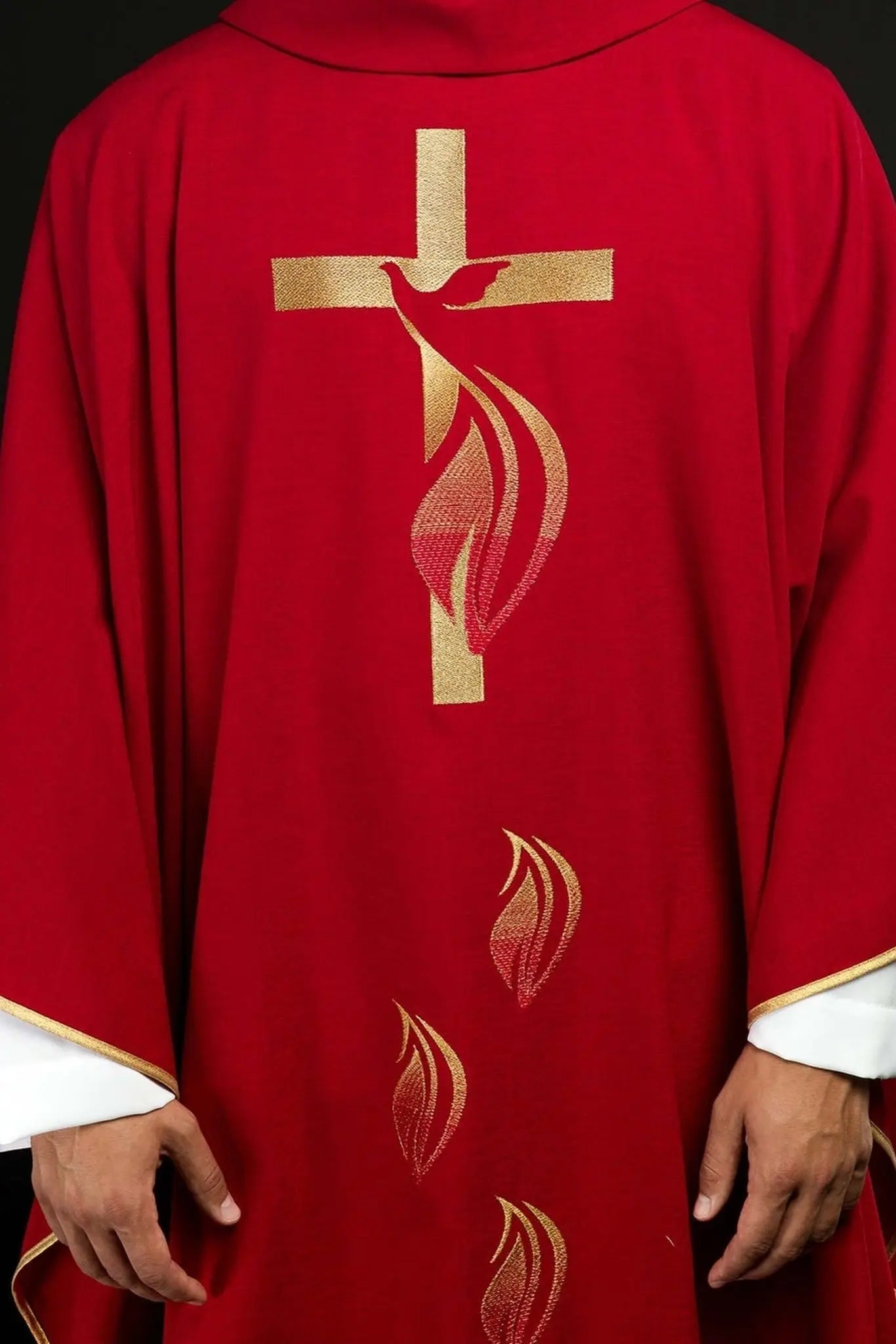Chasuble rouge avec broderie du Saint-Esprit
