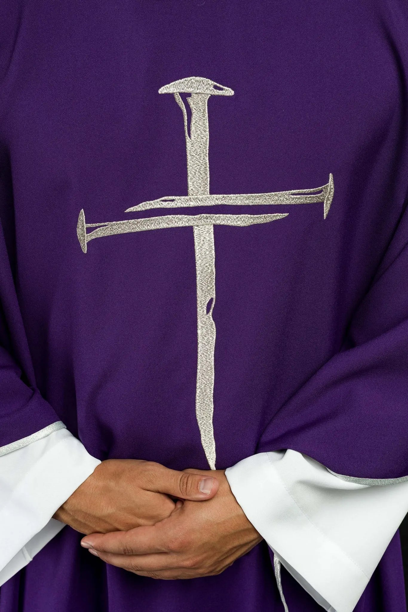Chasuble violette avec croix brodée argentée pour le Carême