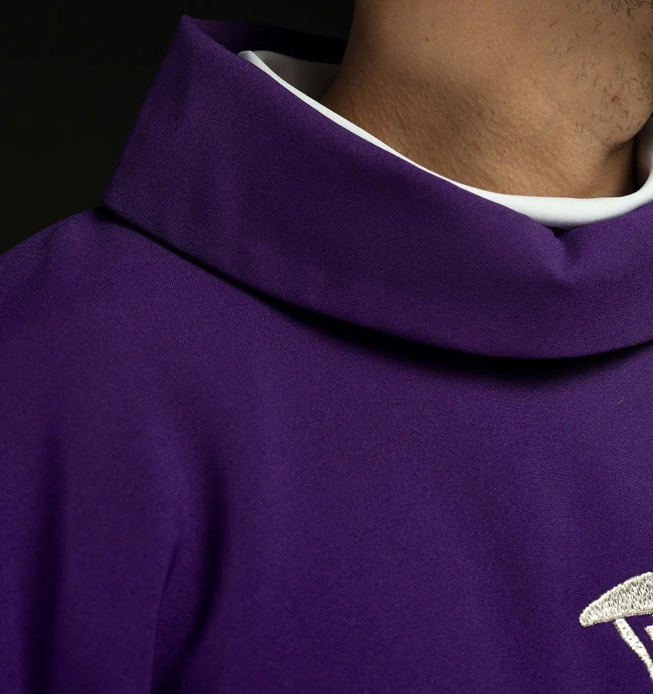 Chasuble violette avec croix brodée argentée pour le Carême