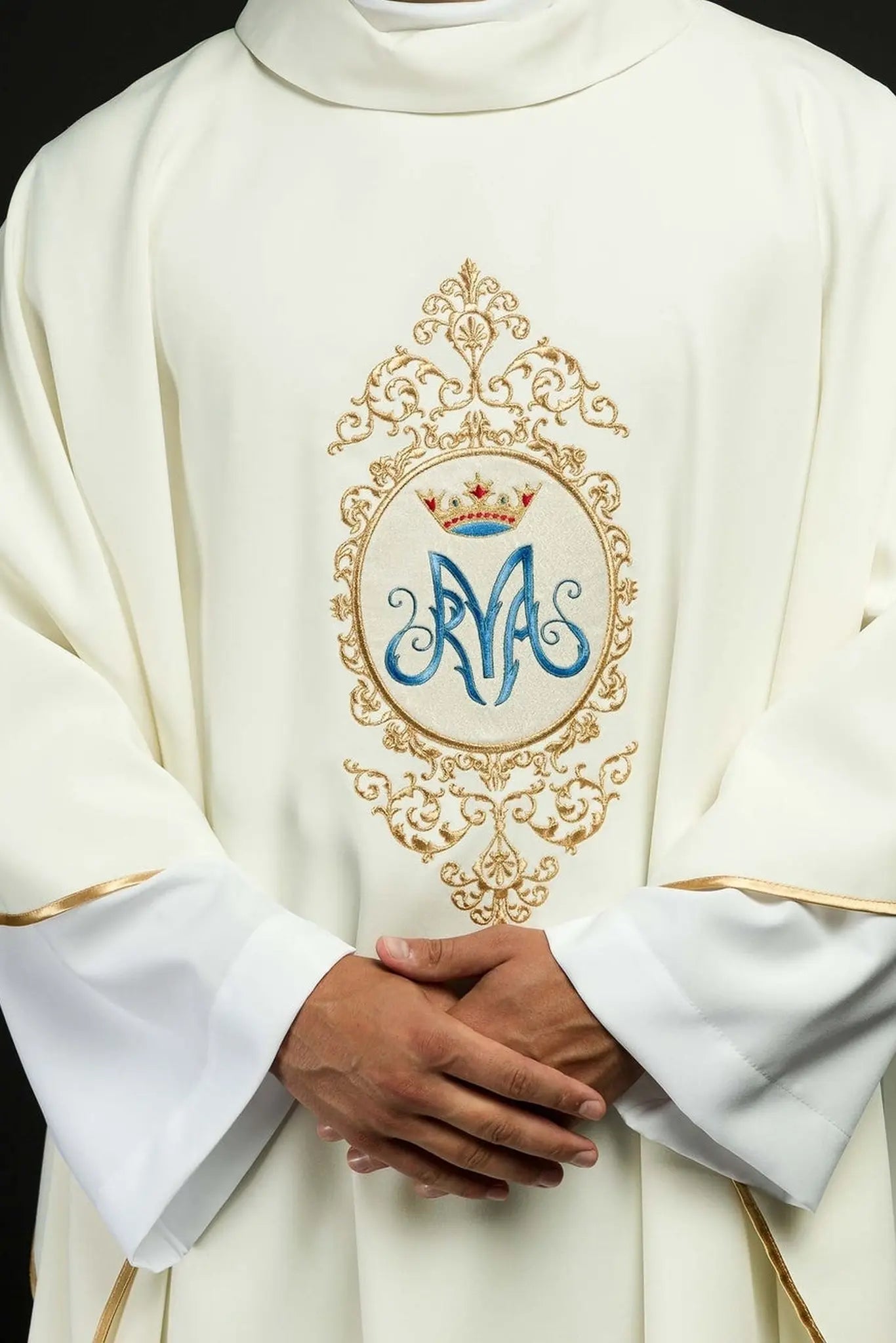 Chasuble avec motif marial entouré de broderie dorée