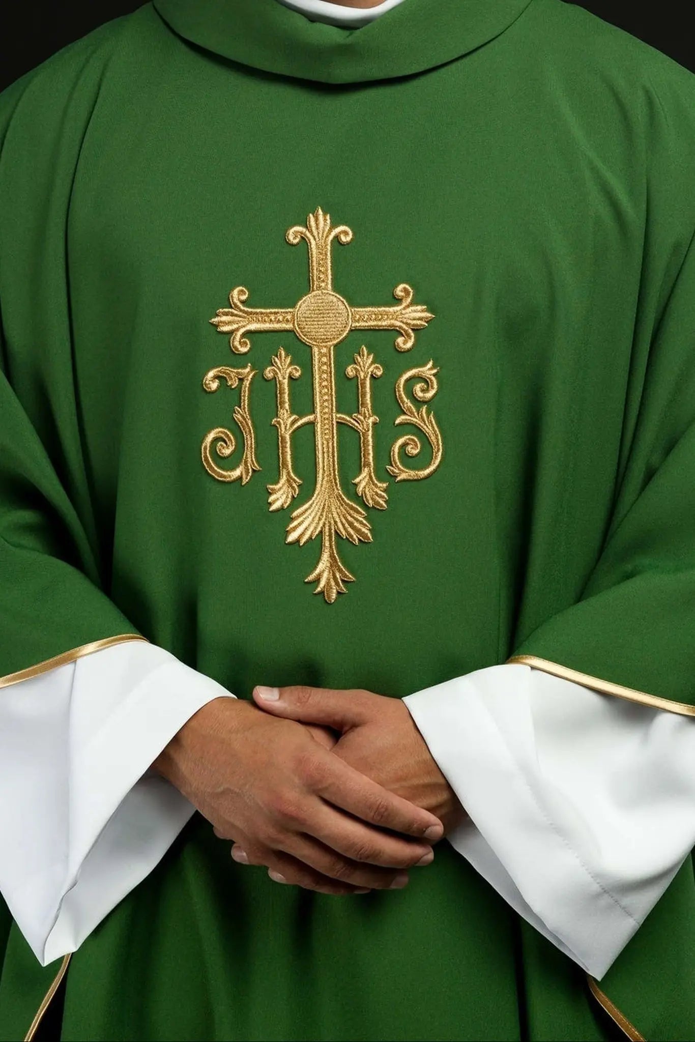 Chasuble verte JHS avec broderie en relief