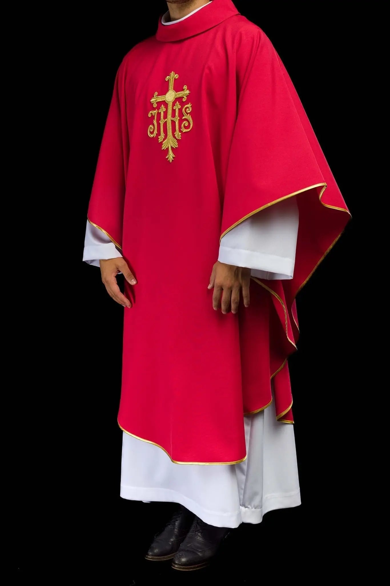 Chasuble rouge brodée avec symbole JHS
