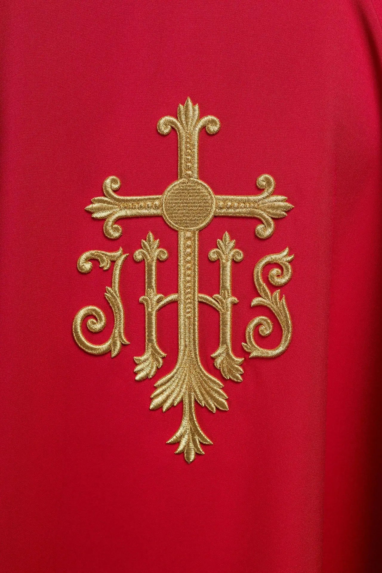 Chasuble rouge brodée avec symbole JHS