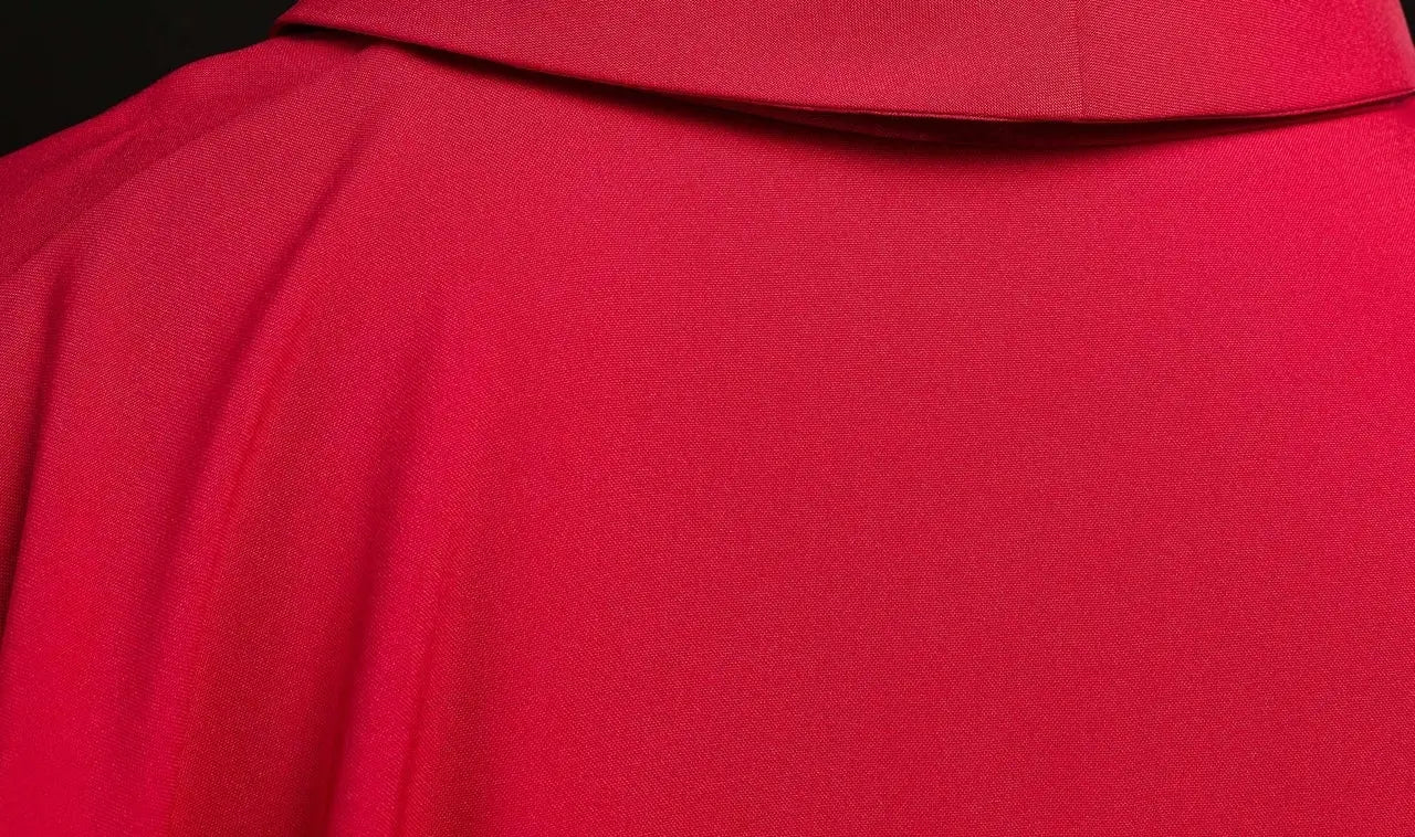 Chasuble rouge brodée avec symbole JHS