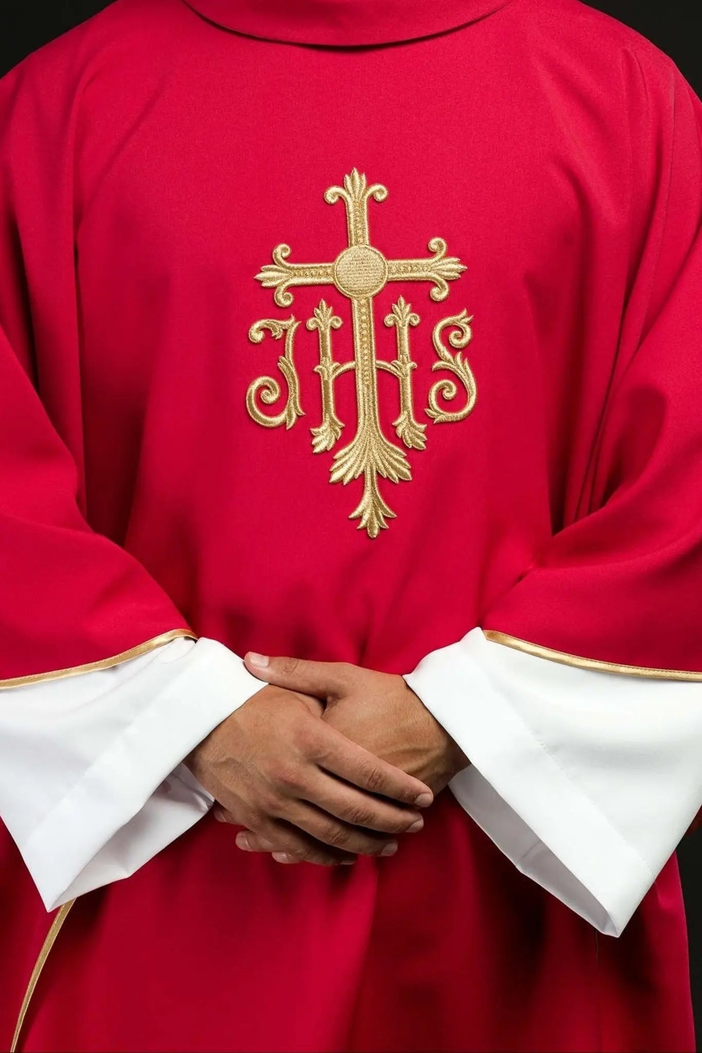 Chasuble rouge brodée avec symbole JHS