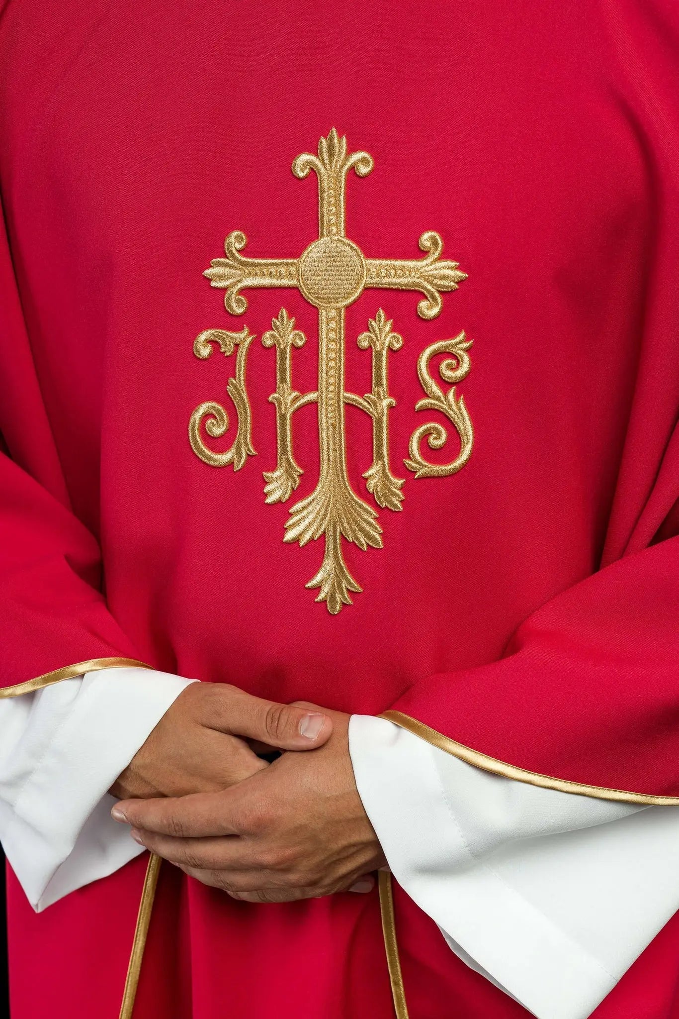 Chasuble rouge brodée avec symbole JHS