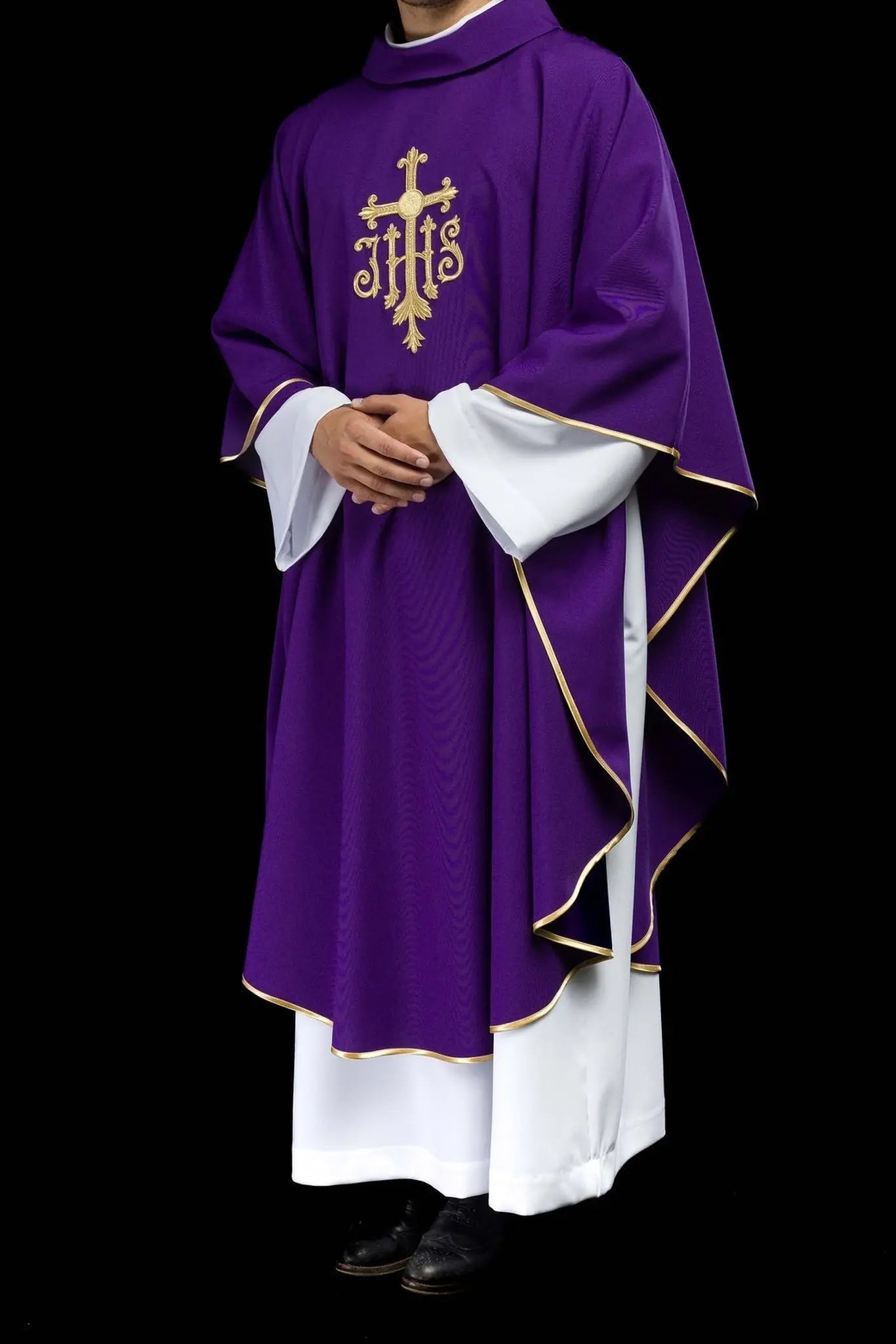 Chasuble violette brodée avec croix et JHS