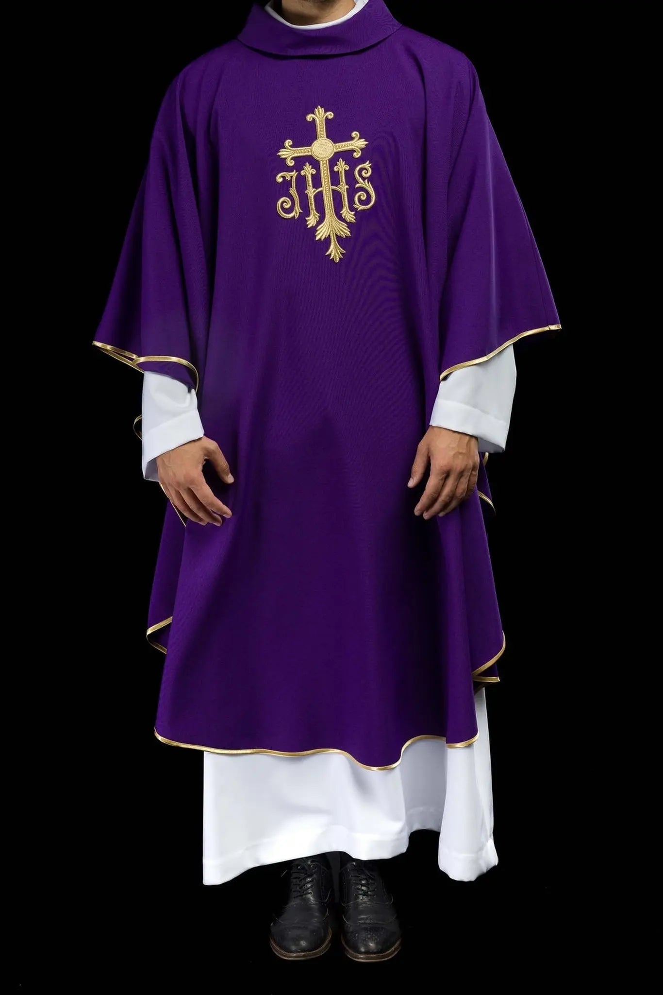 Chasuble violette brodée avec croix et JHS
