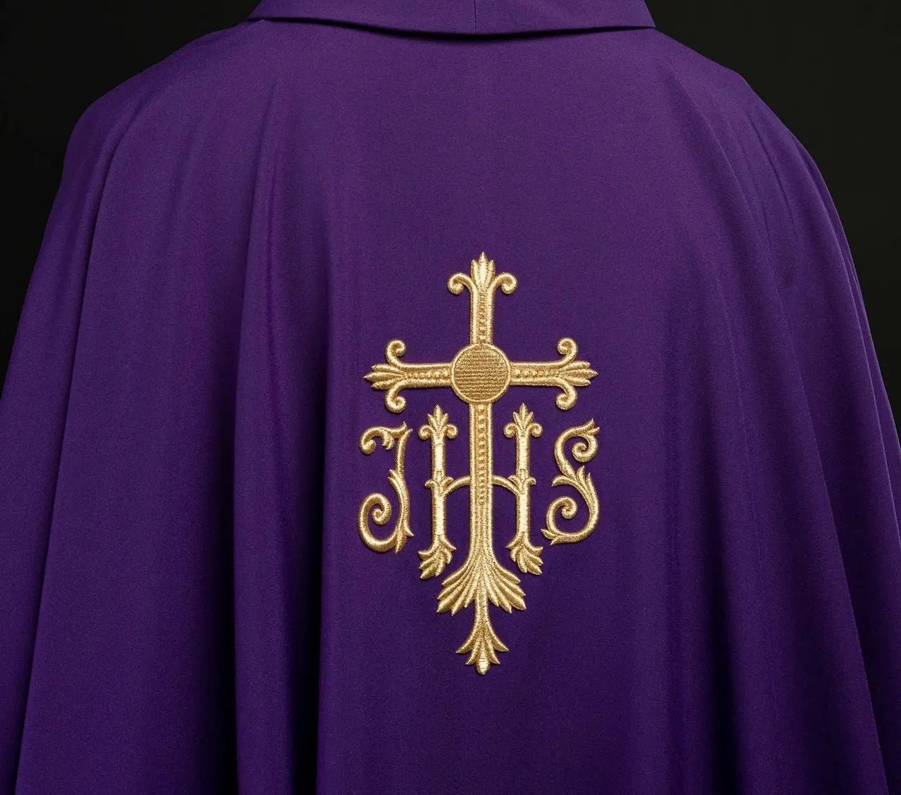 Chasuble violette brodée avec croix et JHS