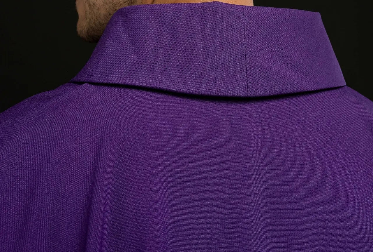 Chasuble violette brodée avec croix et JHS