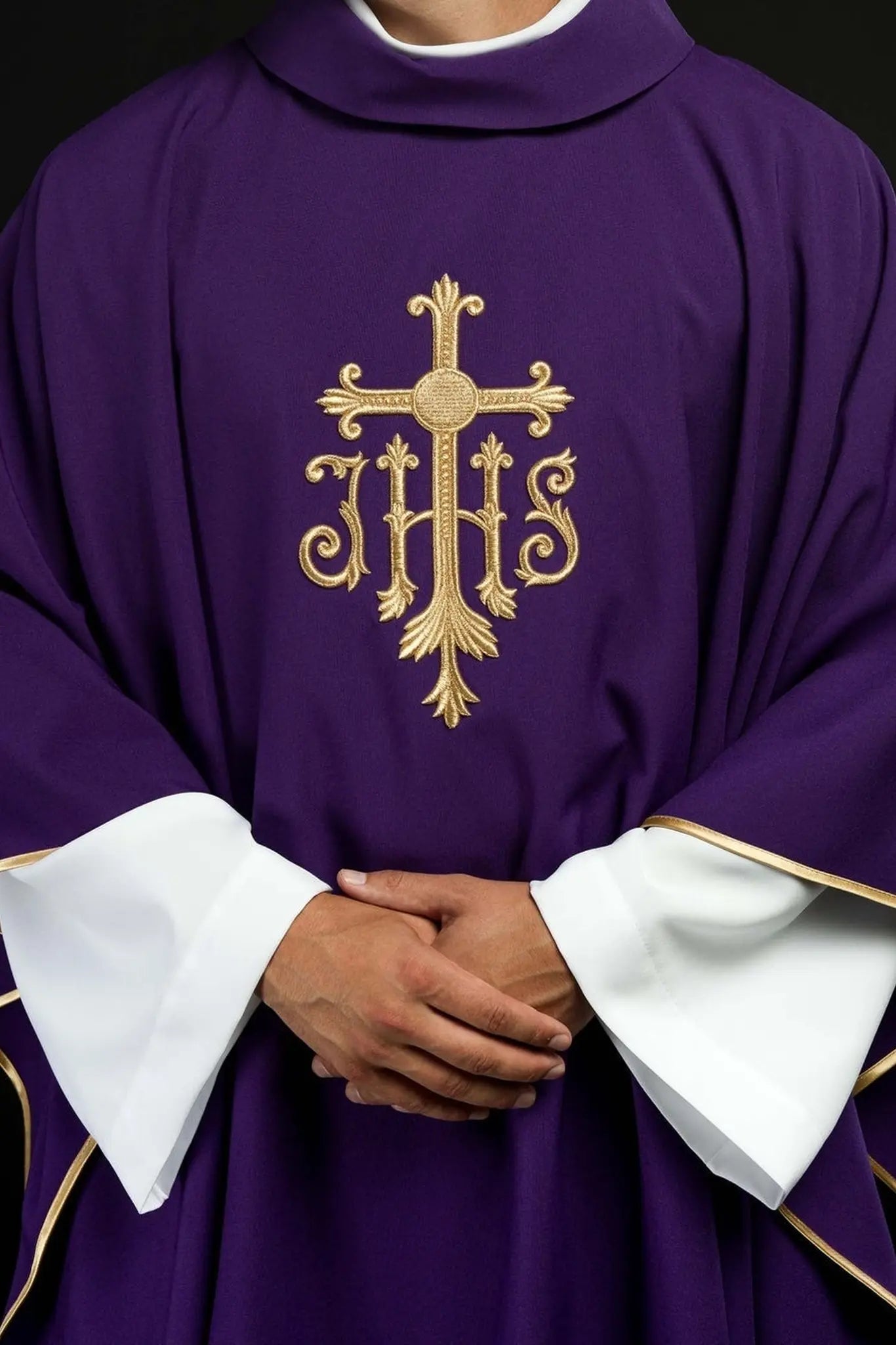 Chasuble violette brodée avec croix et JHS