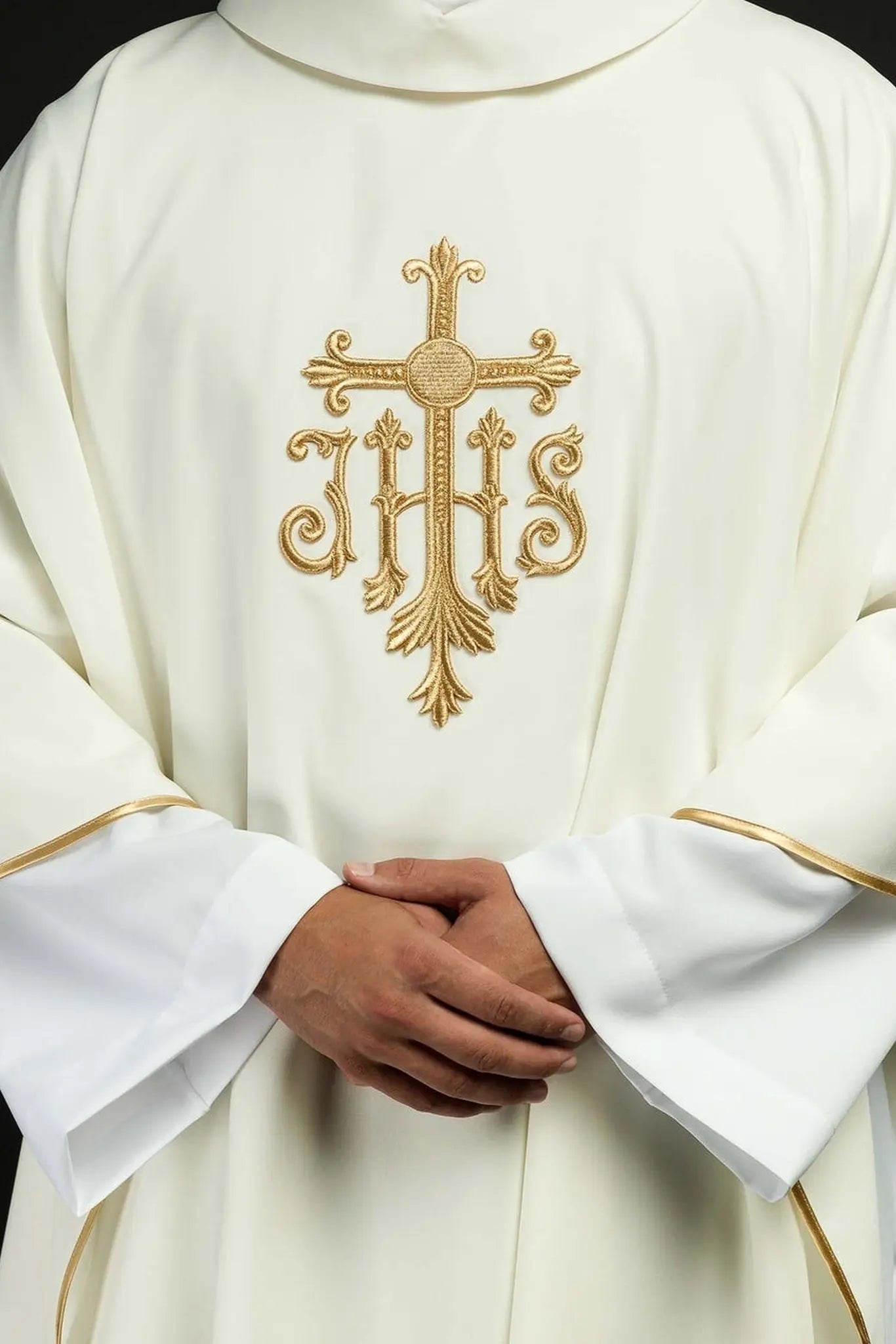 Chasuble brodée croix écrue
