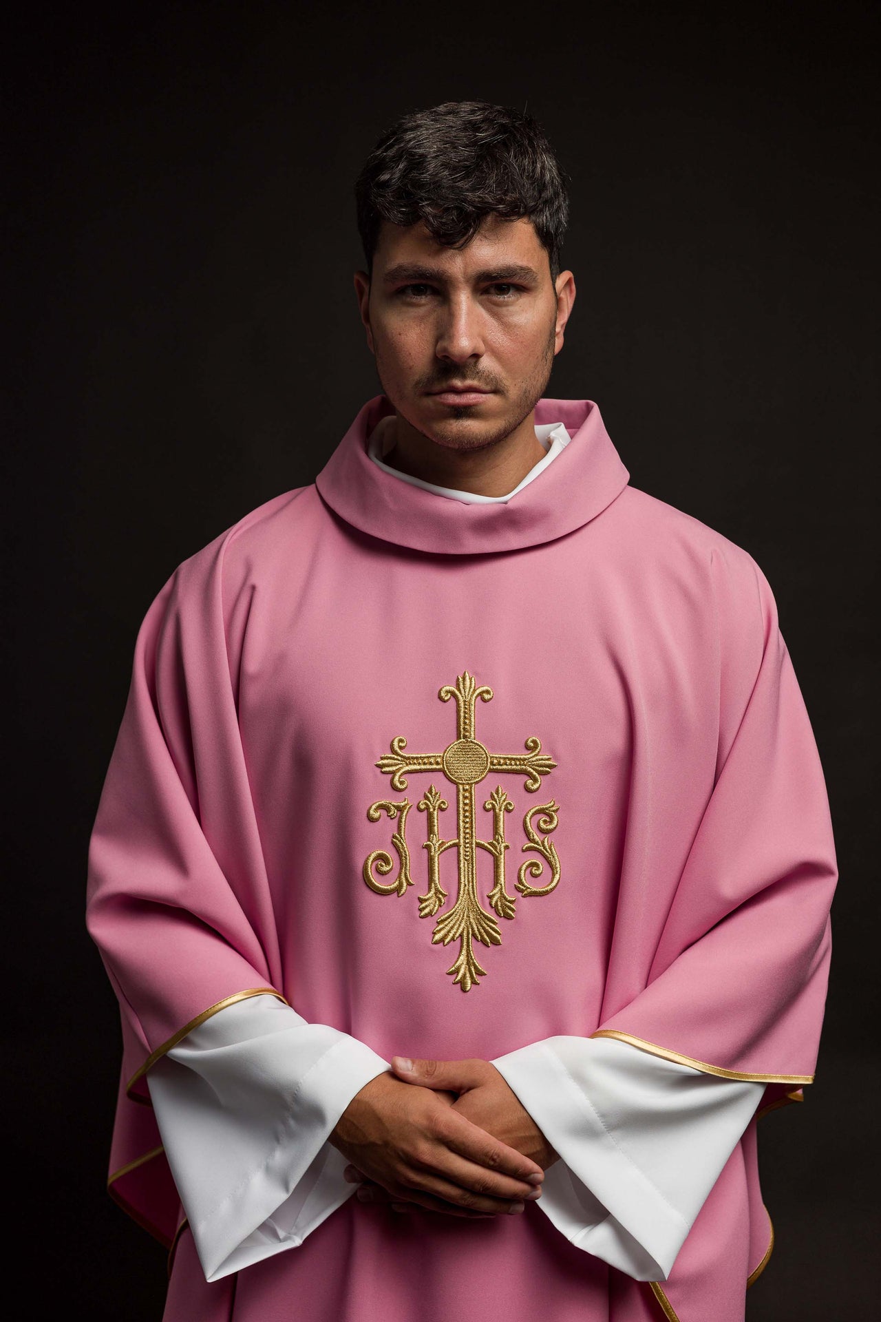 Ornat różowy z wypukłym haftem JHS - ORNATY.PL