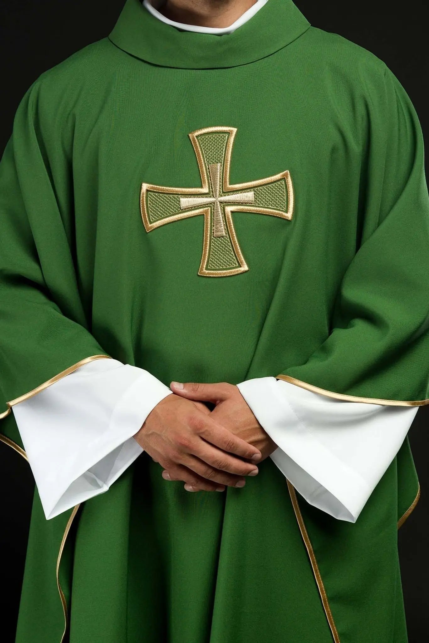 Chasuble brodée verte avec motif de croix