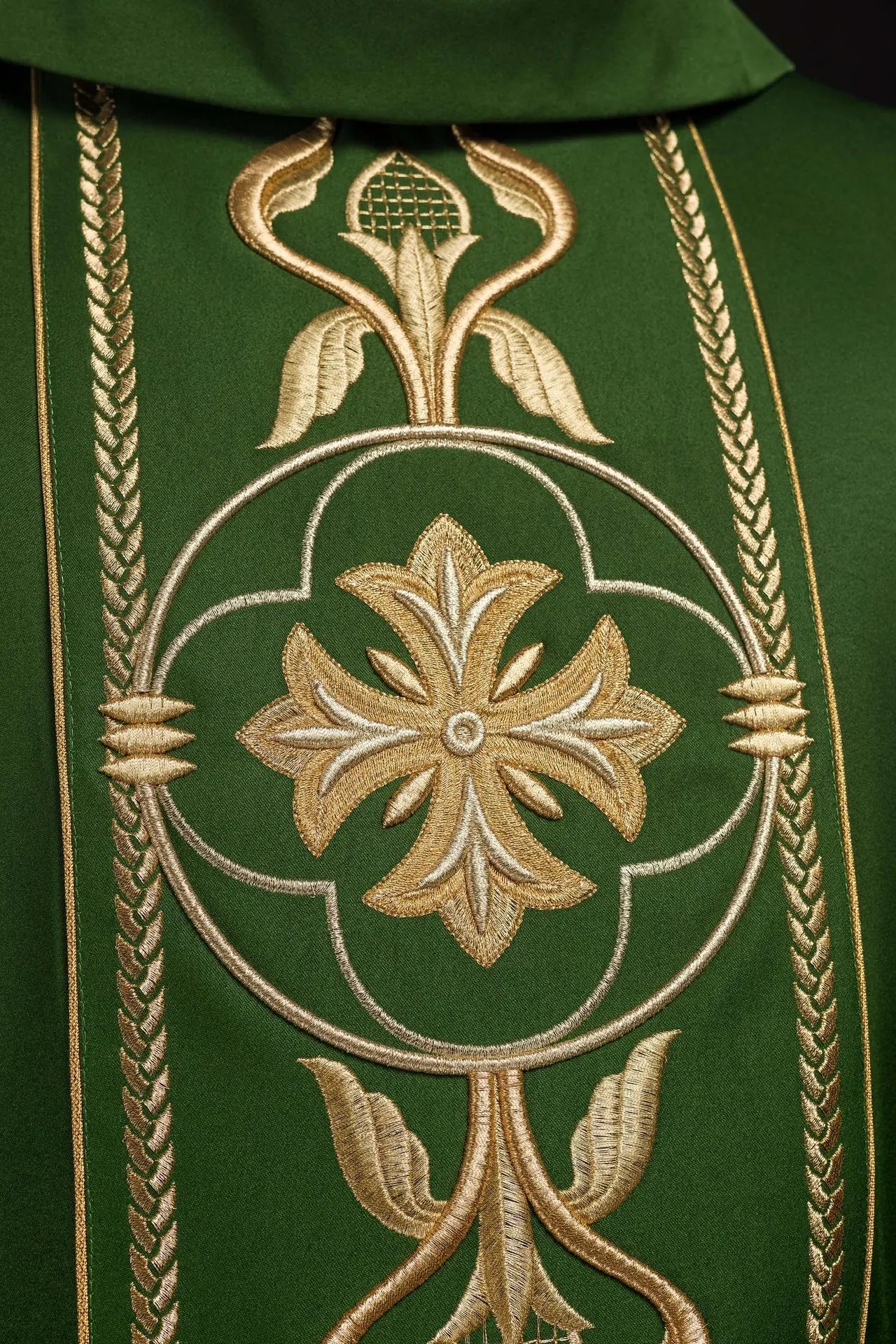 Chasuble brodée verte avec bande décorative