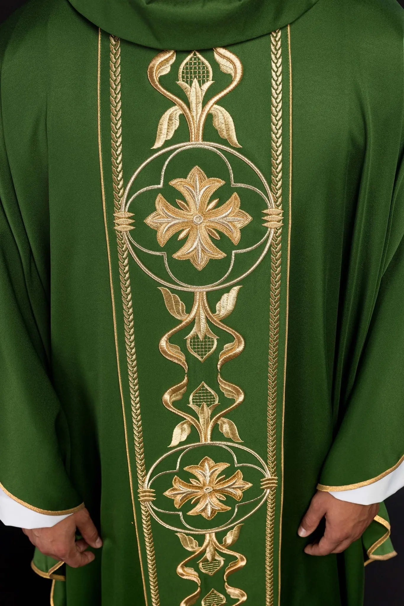 Chasuble brodée verte avec bande décorative
