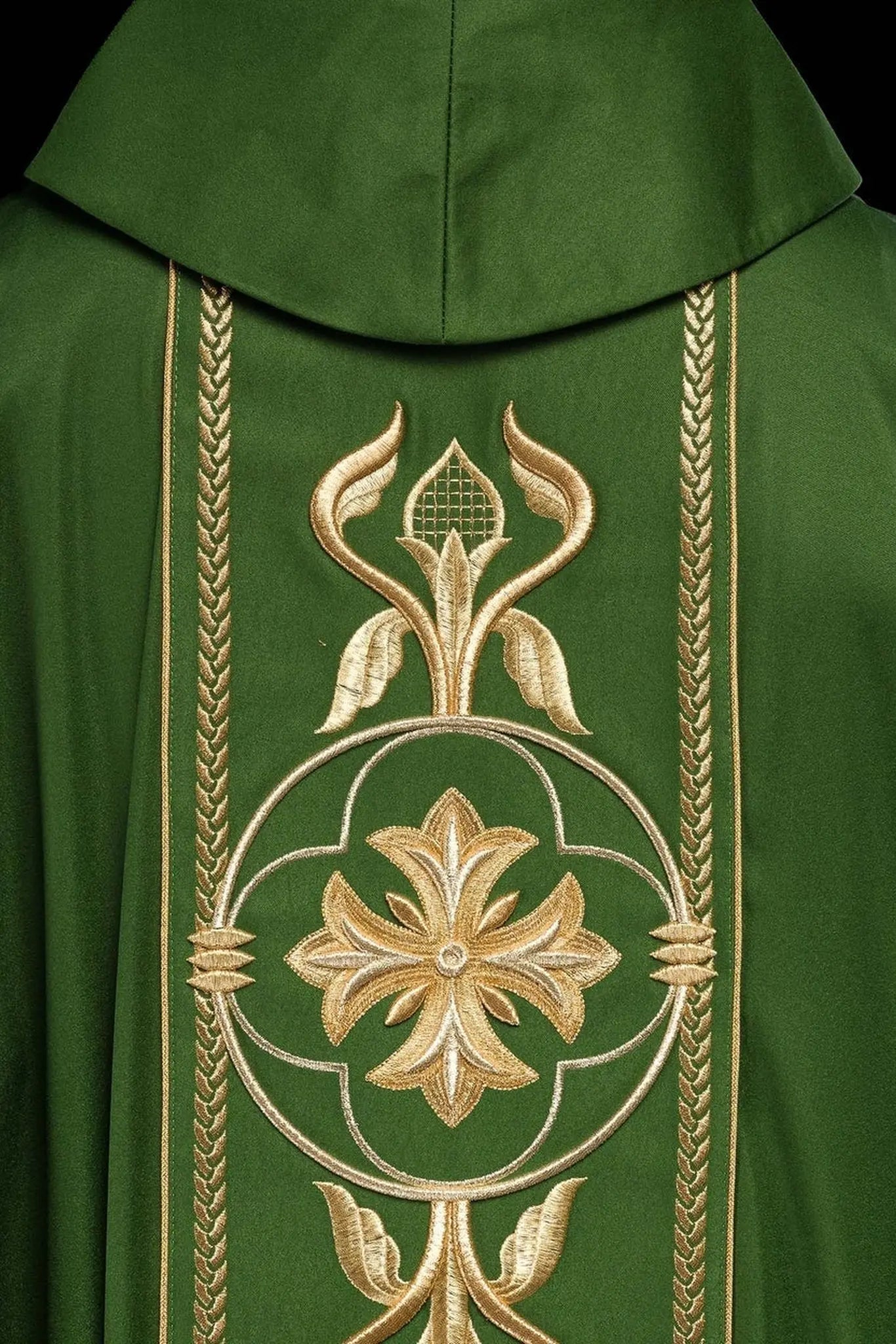 Chasuble brodée verte avec bande décorative