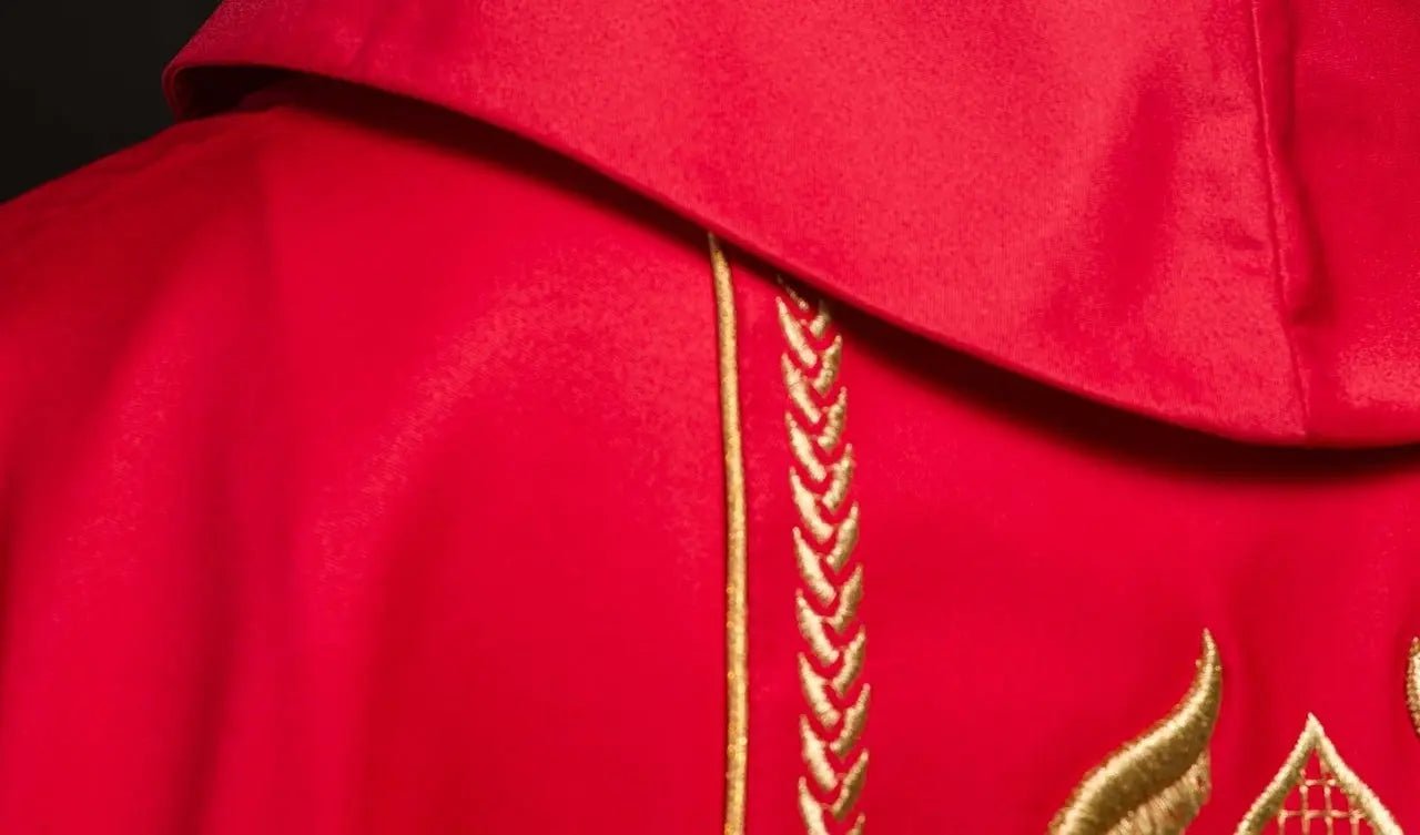 Chasuble rouge brodée avec bande décorative