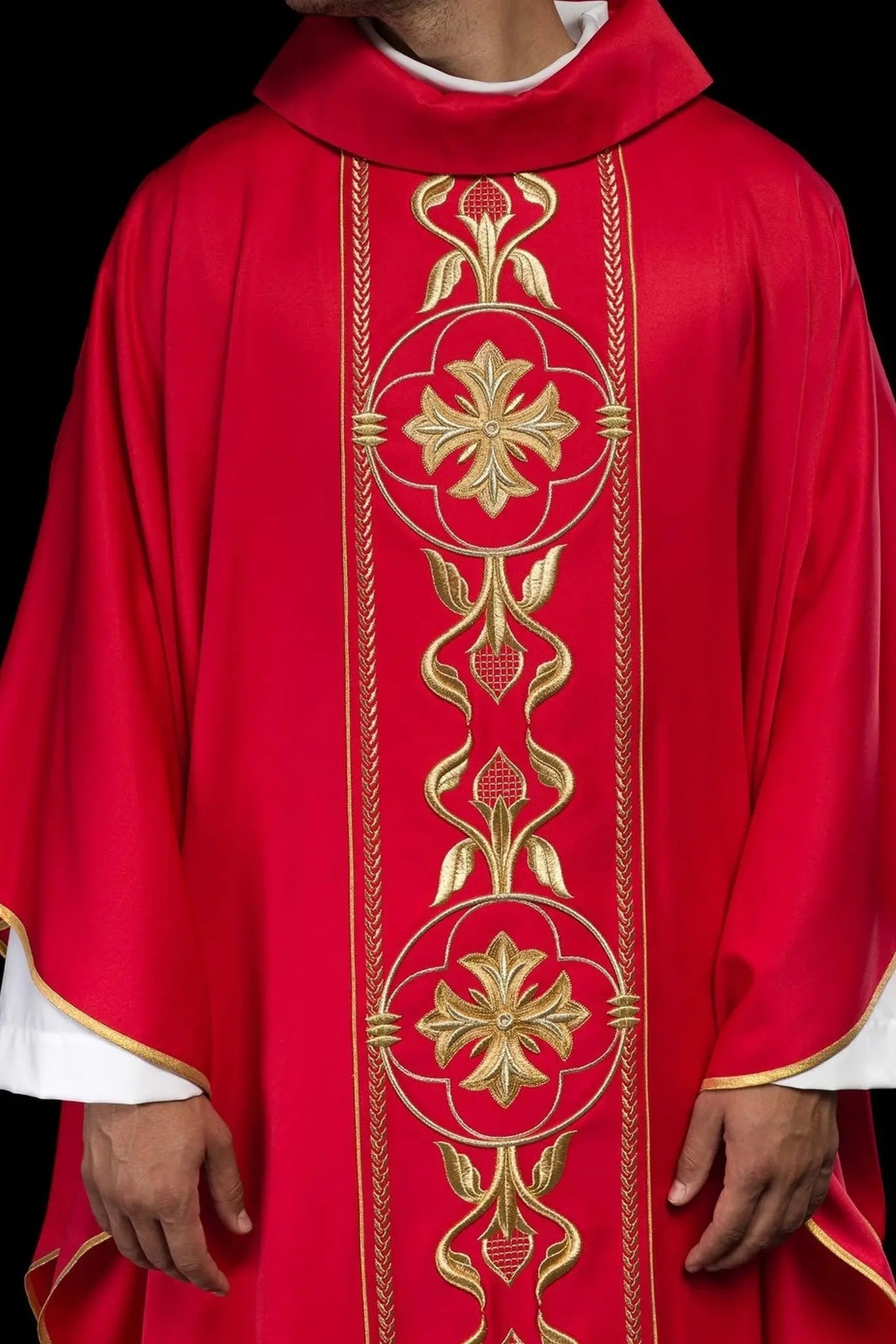 Chasuble rouge brodée avec bande décorative