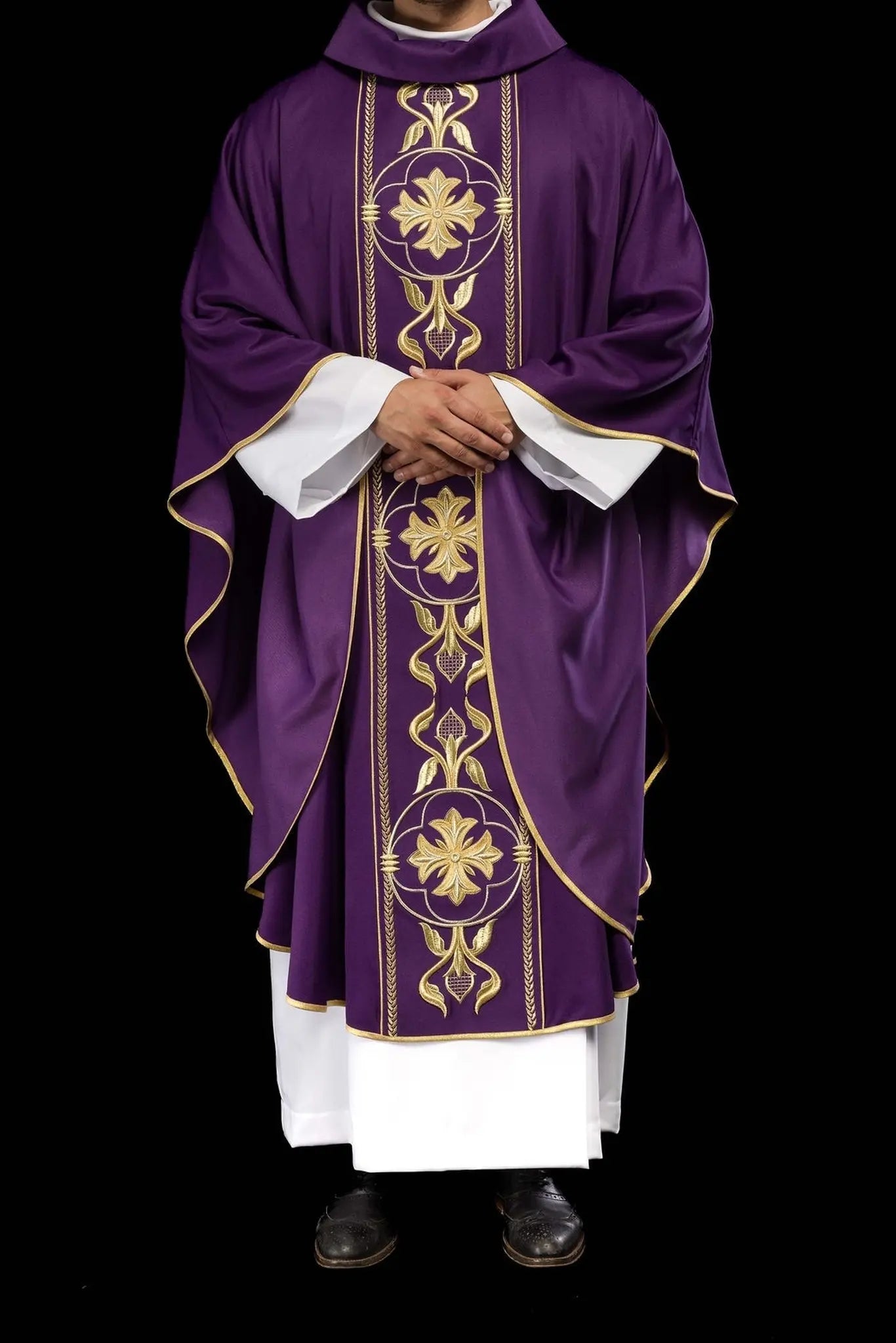 Chasuble violette brodée avec bande décorative
