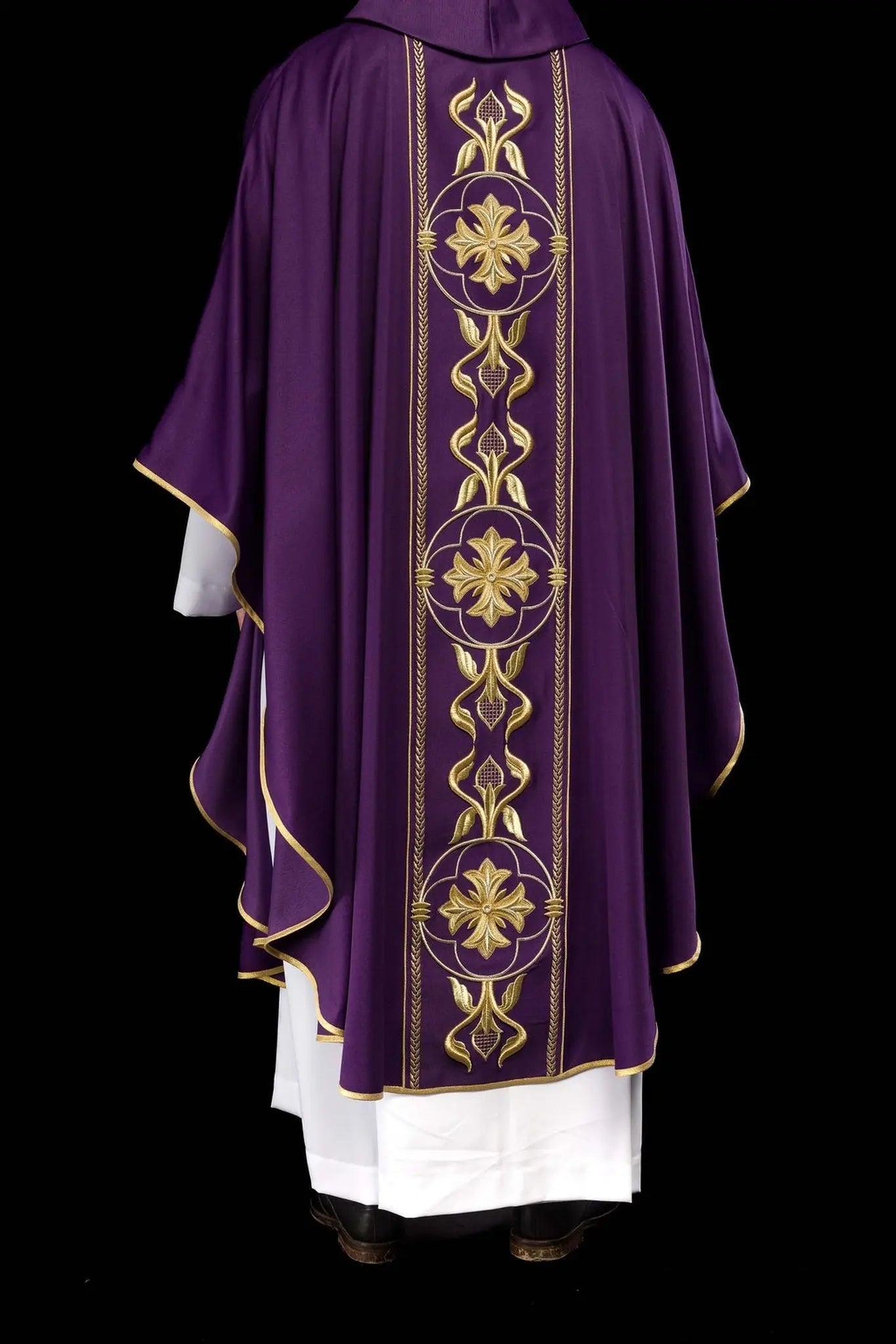 Chasuble violette brodée avec bande décorative