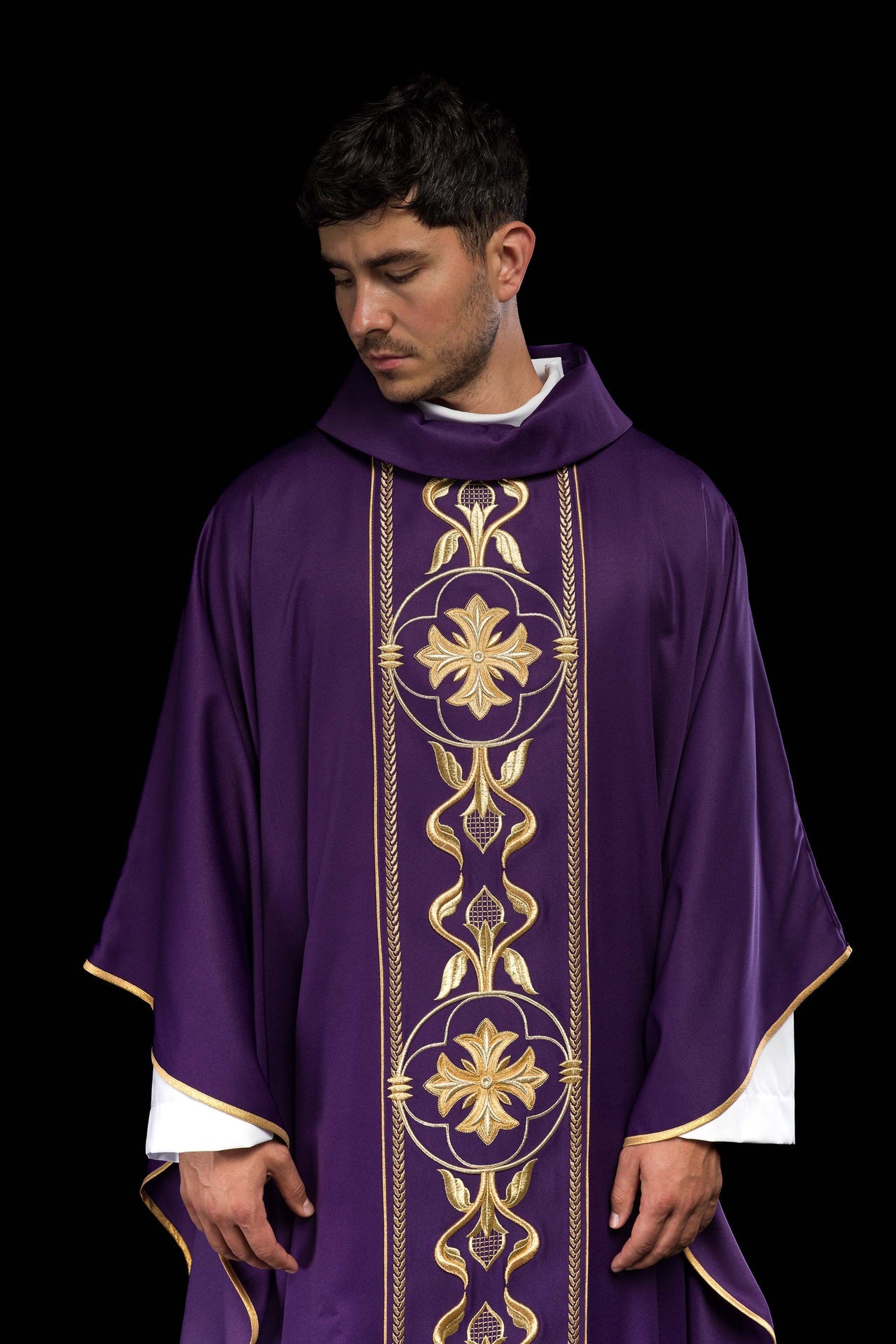 Ornat haftowany fioletowy z Ozdobnym Pasem - ORNATY.PL