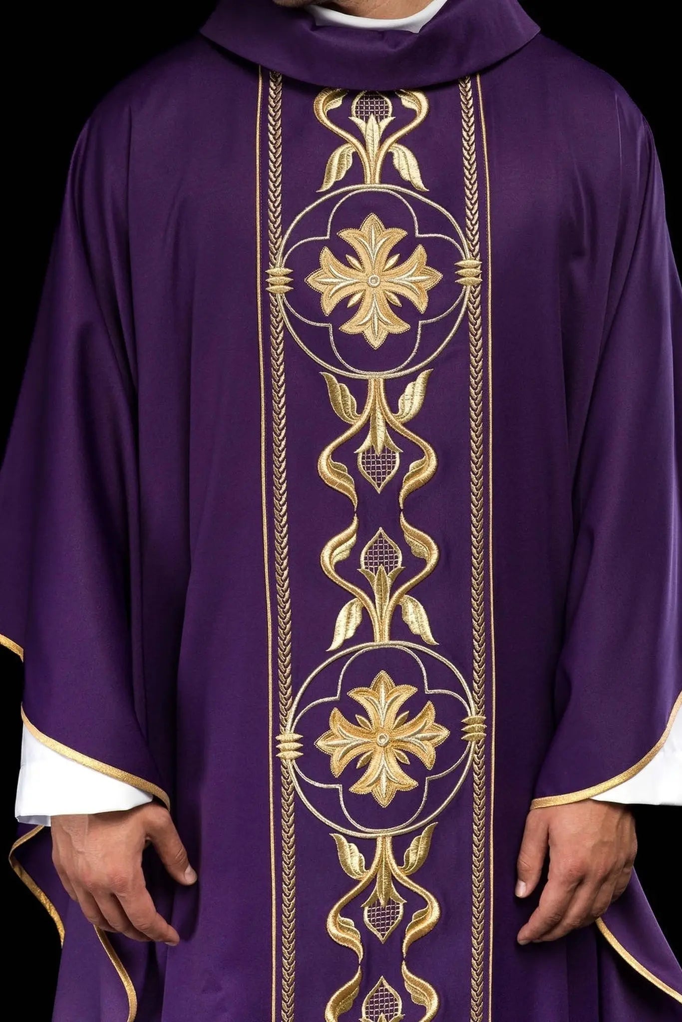 Chasuble violette brodée avec bande décorative