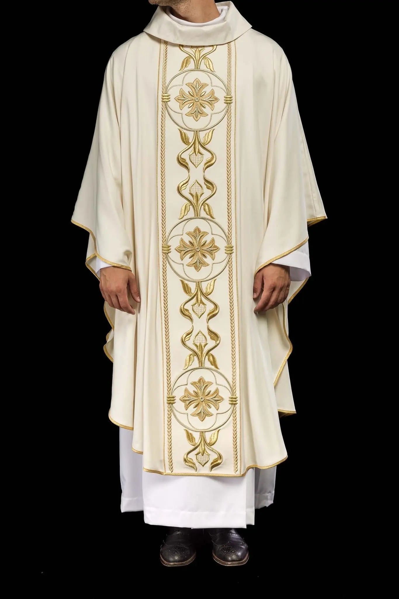 Chasuble écrue avec croix brodée