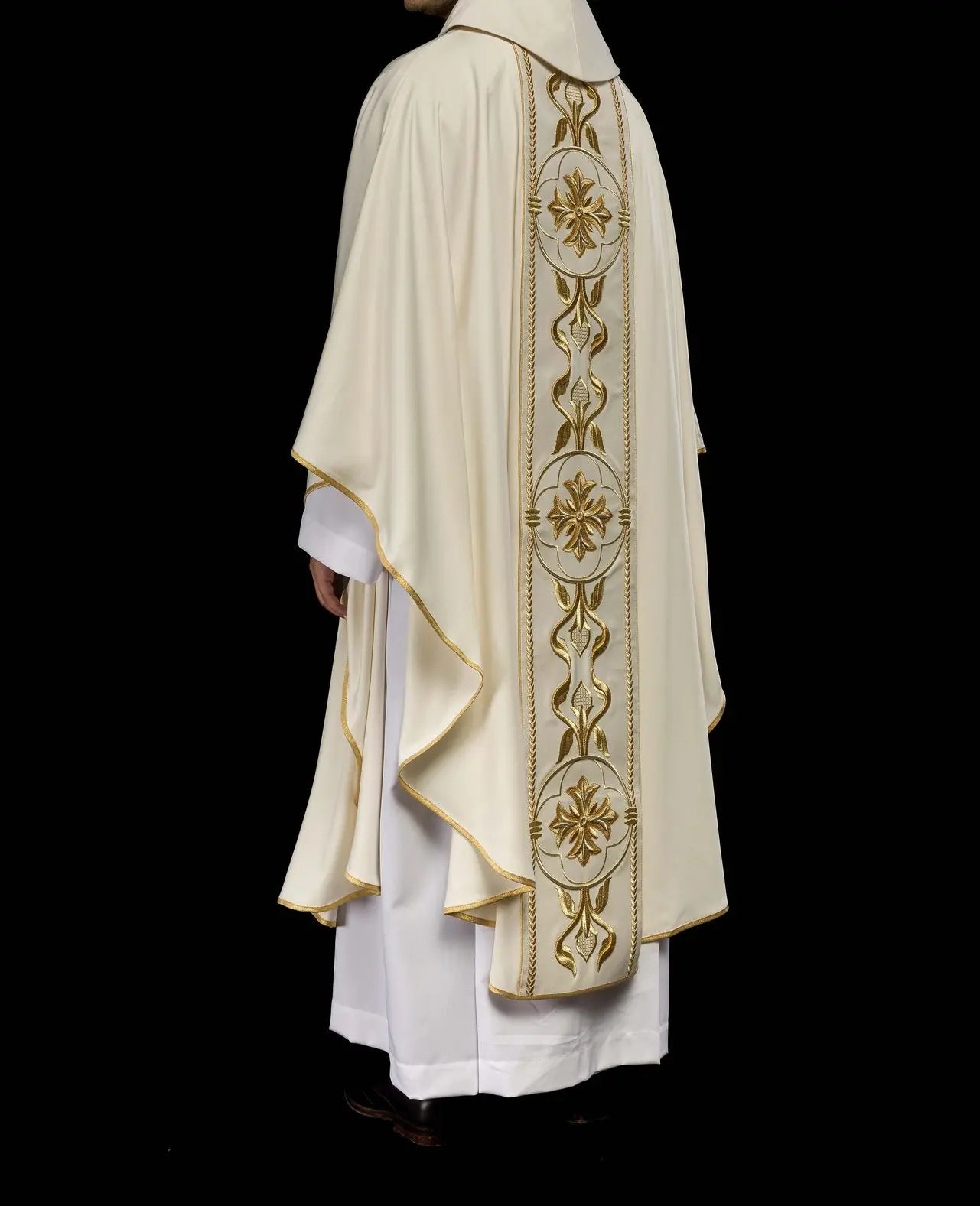 Chasuble écrue avec croix brodée