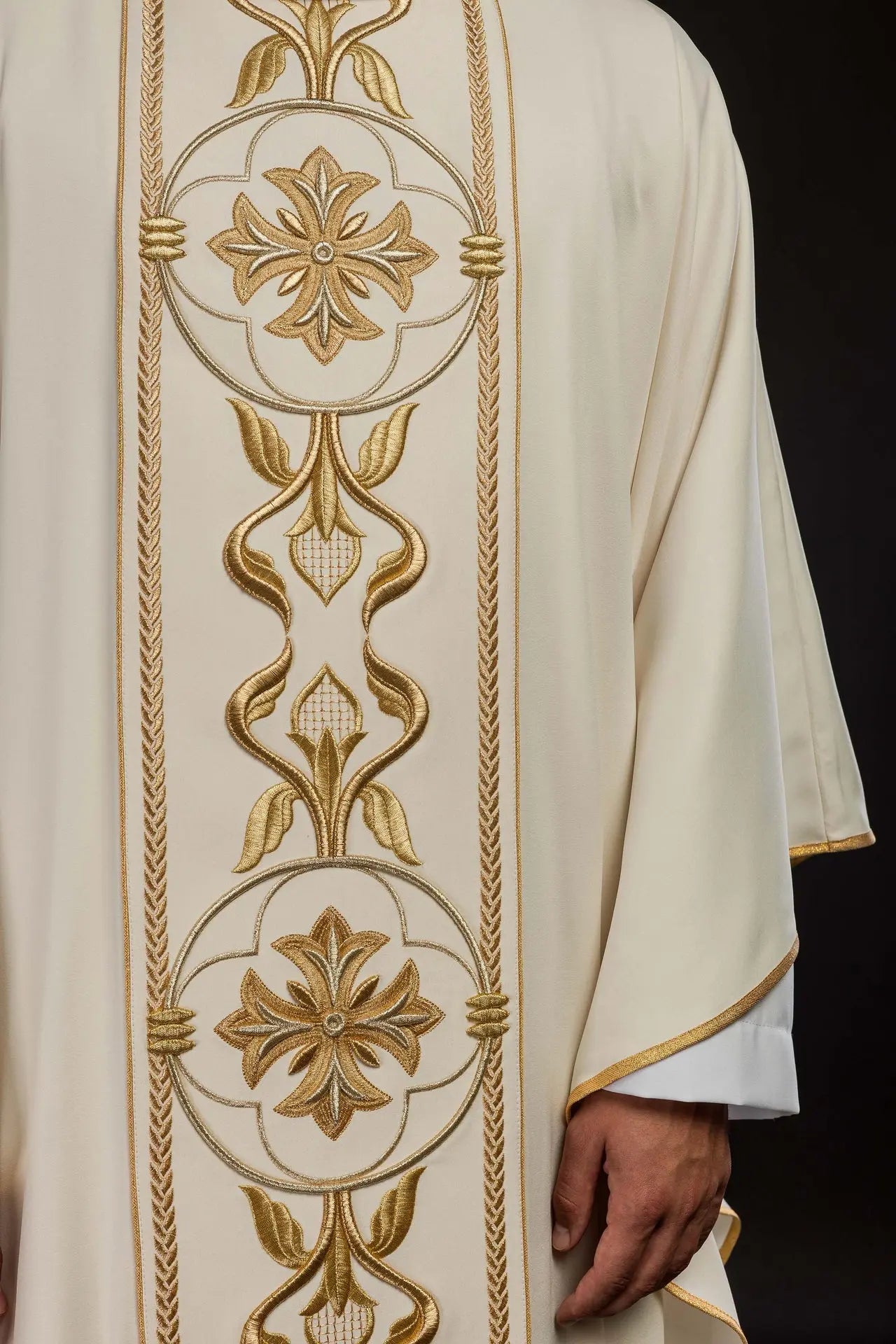 Chasuble écrue avec croix brodée