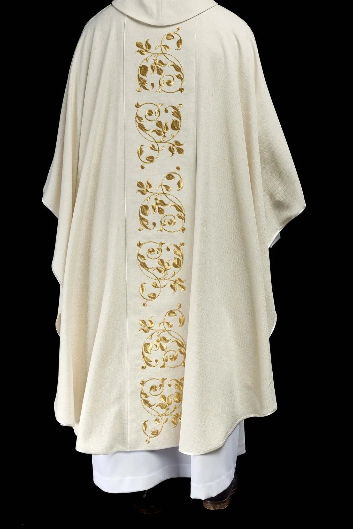 Chasuble embroidered with the image of the Holy Family natural weave fabric
