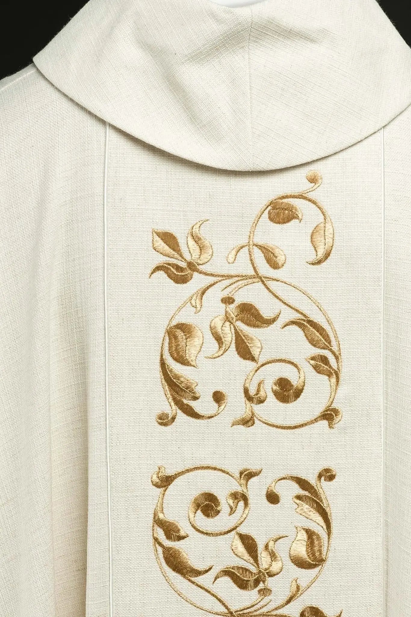 Chasuble embroidered with the image of the Holy Family natural weave fabric
