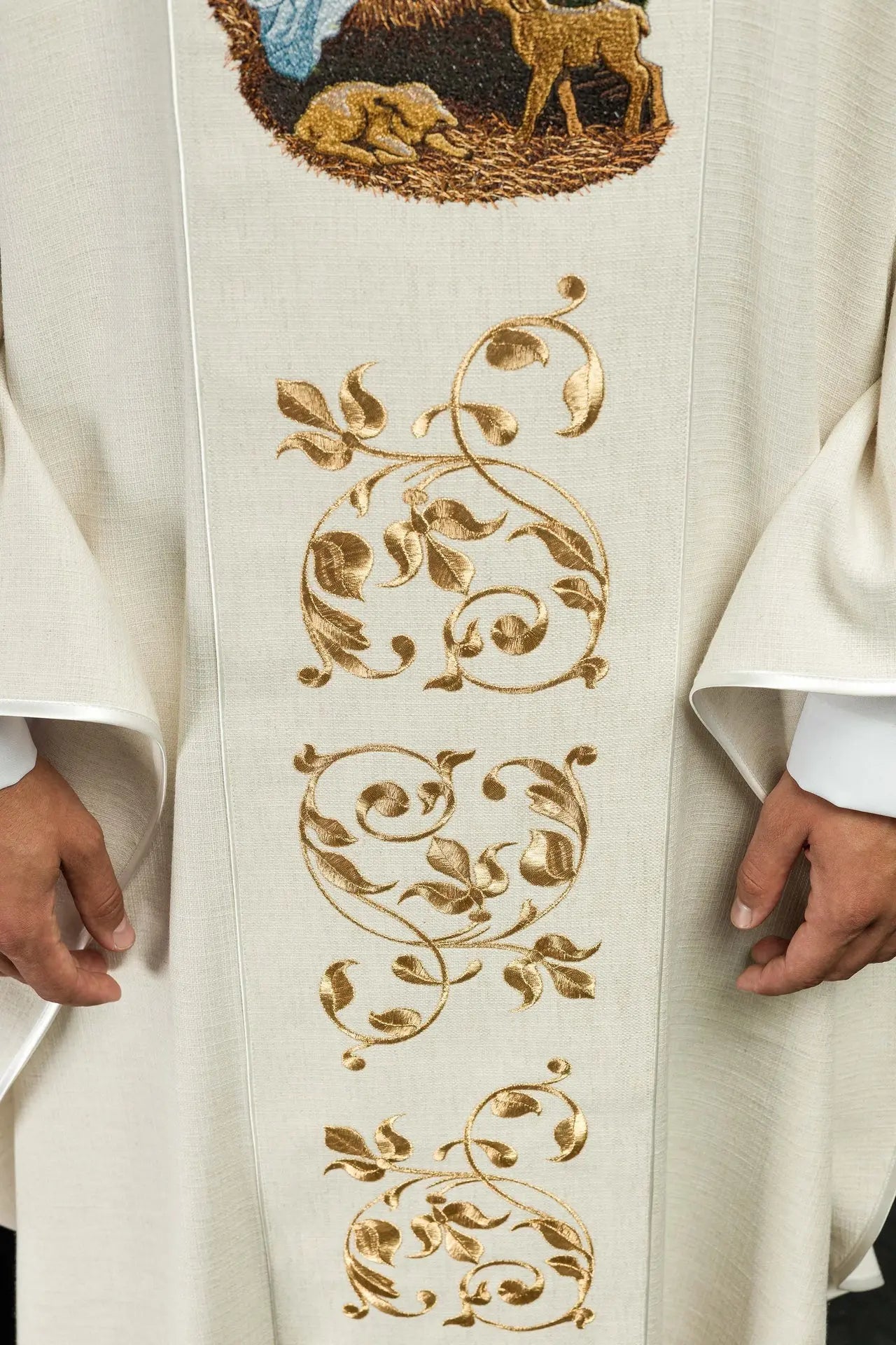 Chasuble embroidered with the image of the Holy Family natural weave fabric