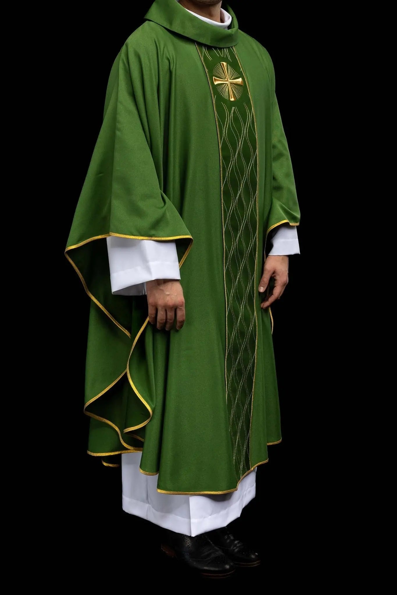 Chasuble verte avec broderie de croix dorée