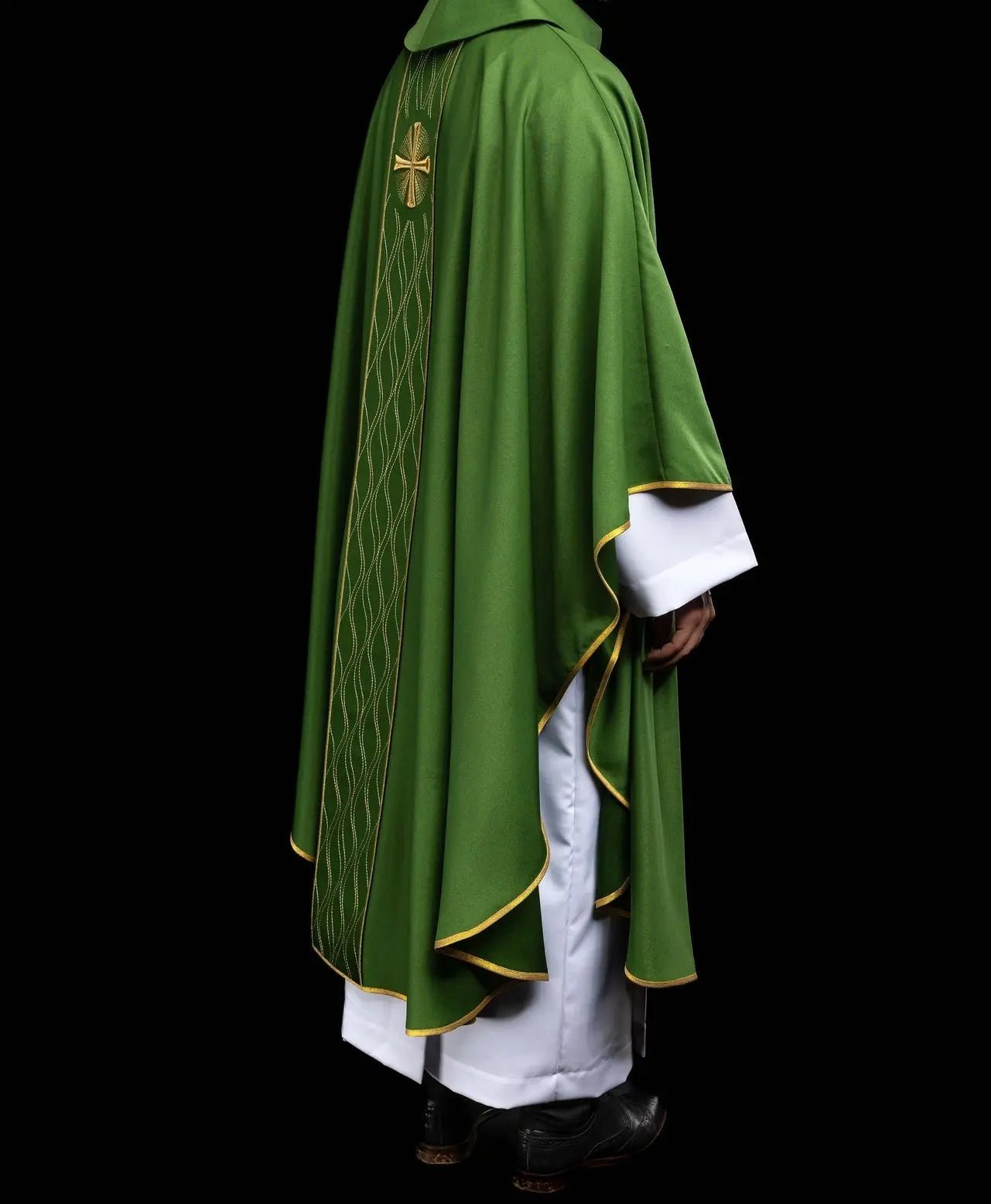 Chasuble verte avec broderie de croix dorée