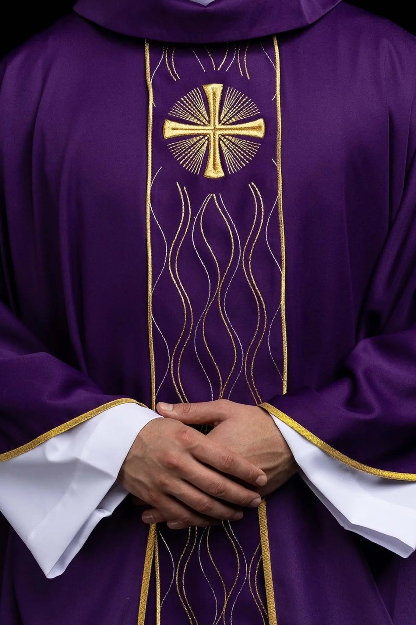 Chasuble violette avec broderie de croix dorée