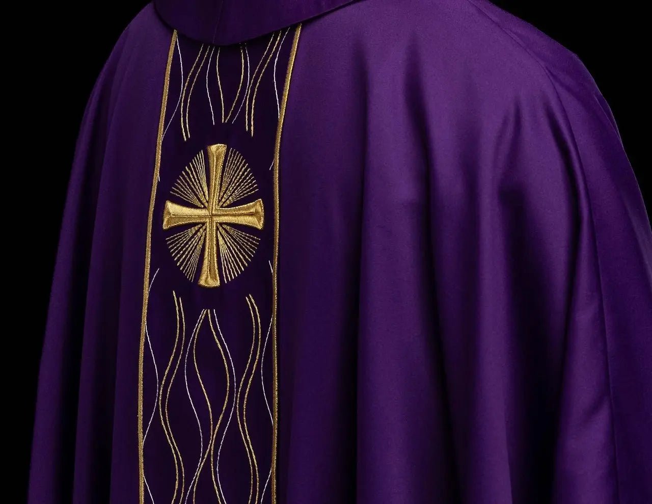 Chasuble violette avec broderie de croix dorée