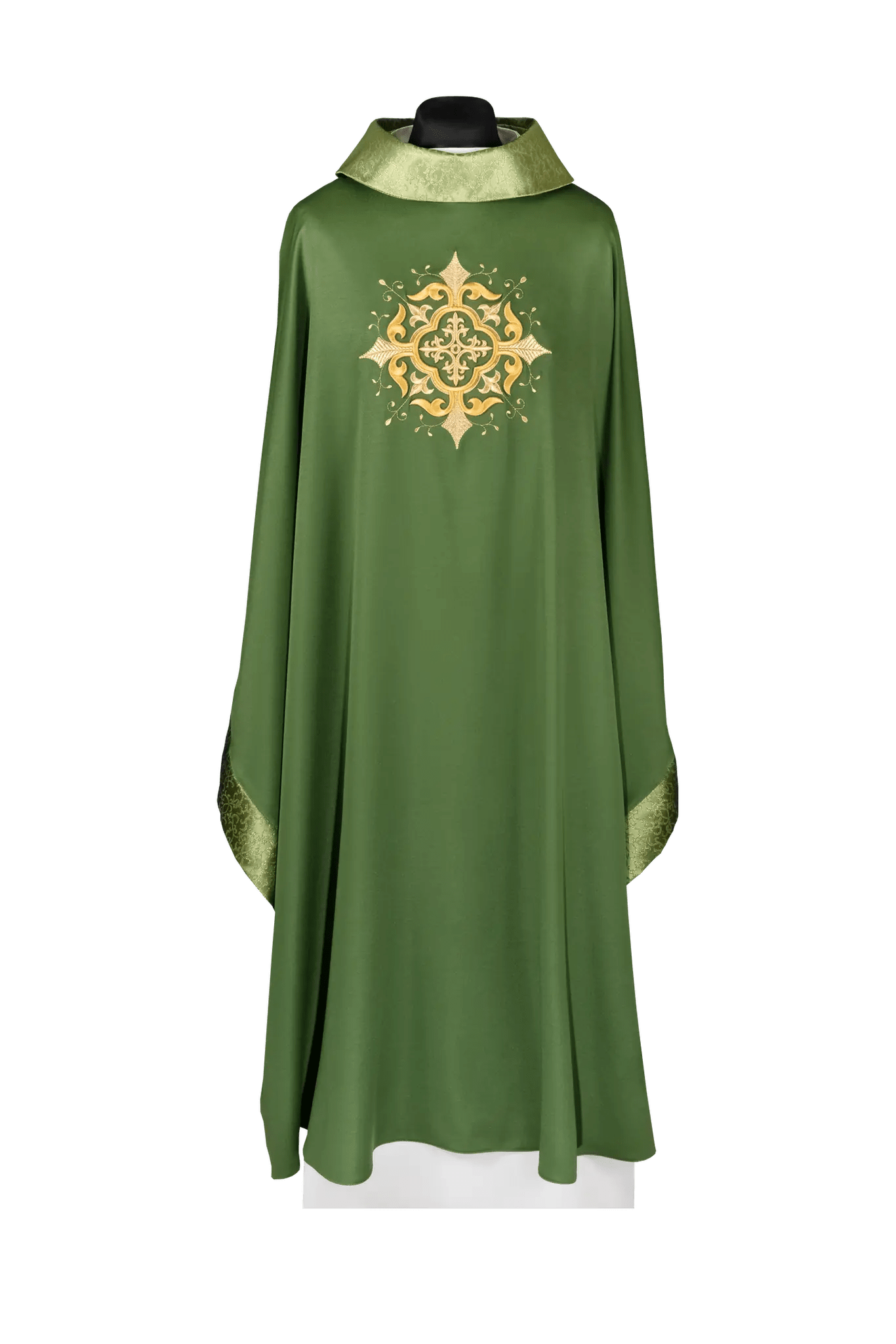 Chasuble liturgique avec motif de croix brodée et finition élaborée en vert