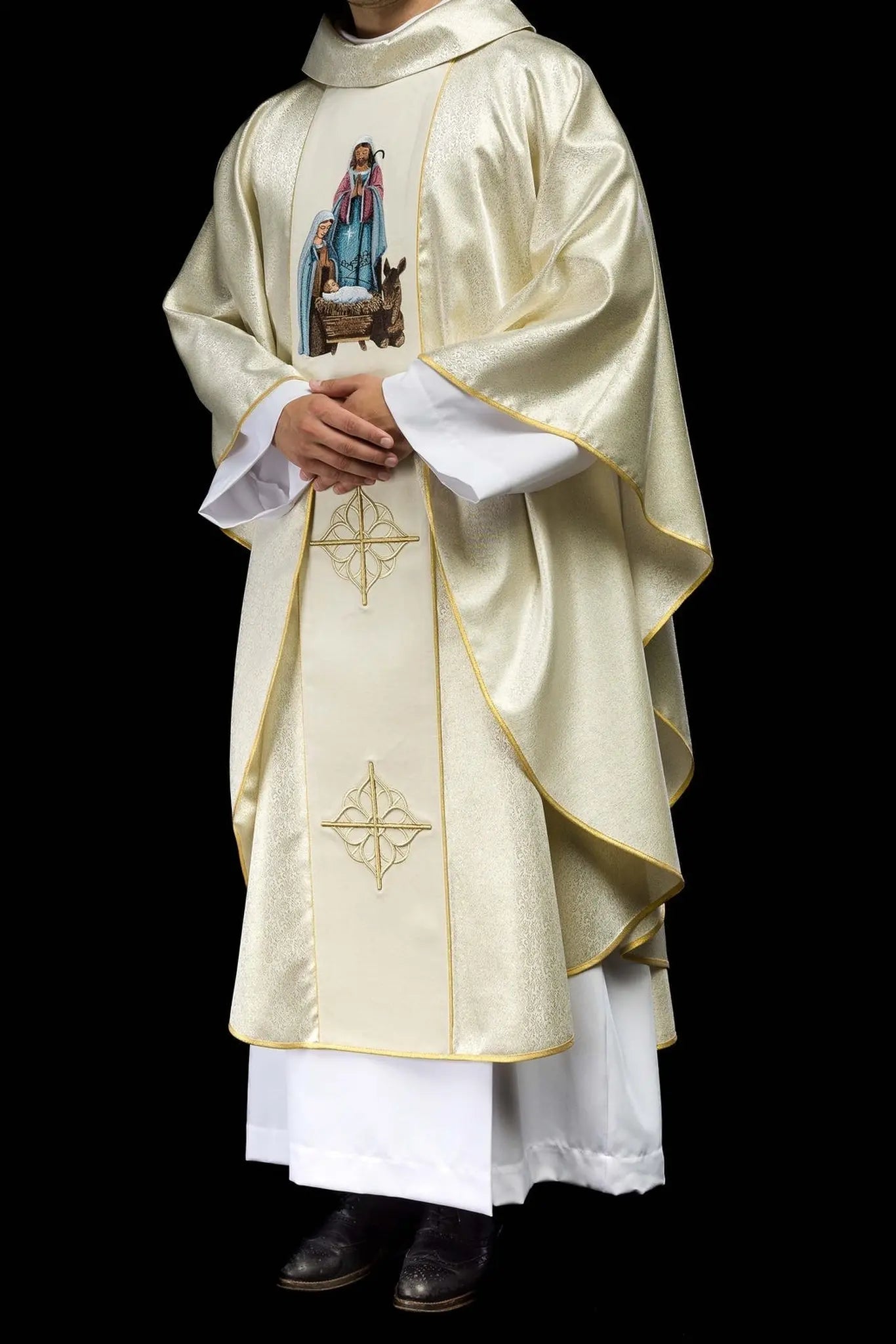 Chasuble brodée avec l'image de la Sainte Famille sur tissu doré