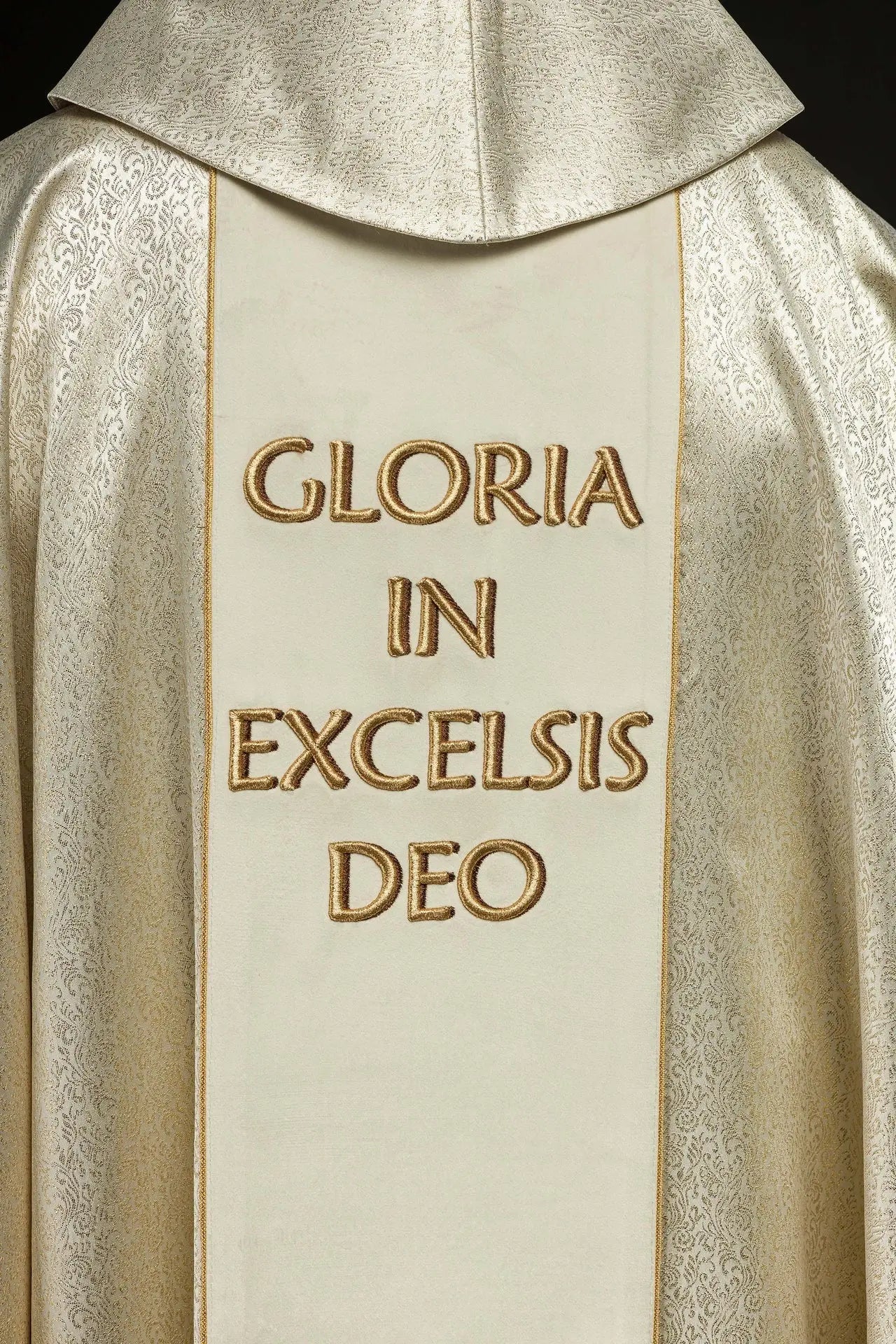 Chasuble brodée avec l'image de la Sainte Famille sur tissu doré