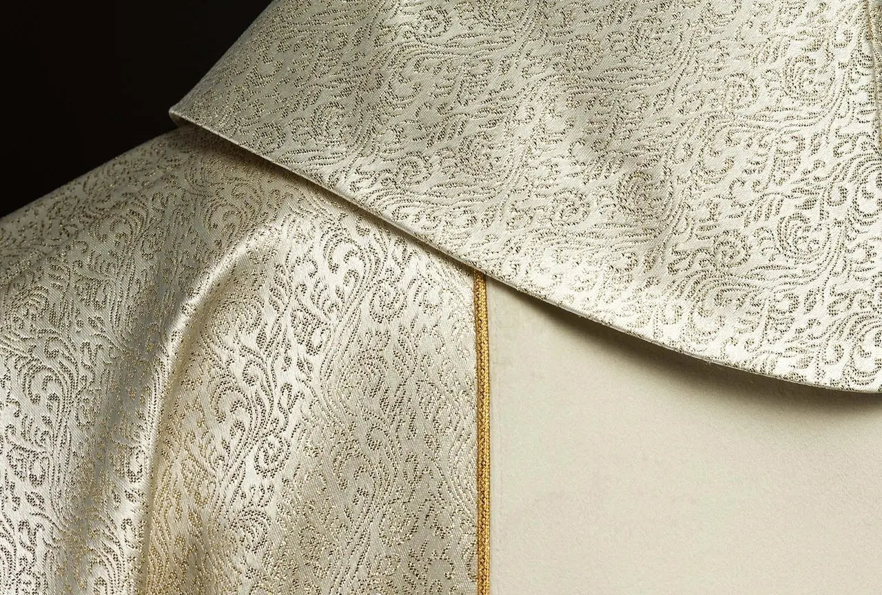 Chasuble brodée avec l'image de la Sainte Famille sur tissu doré