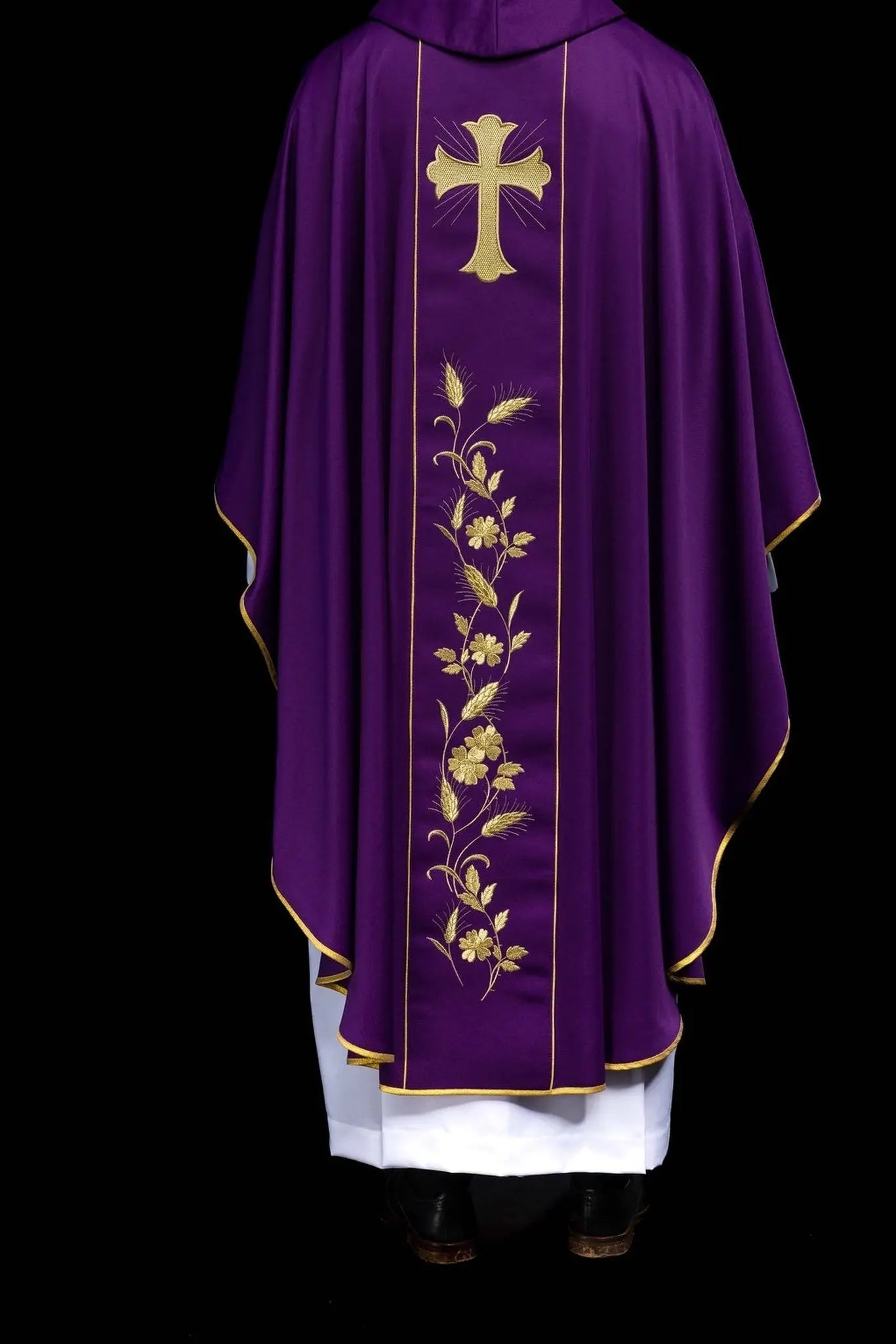 Chasuble Croix et oreilles en violet