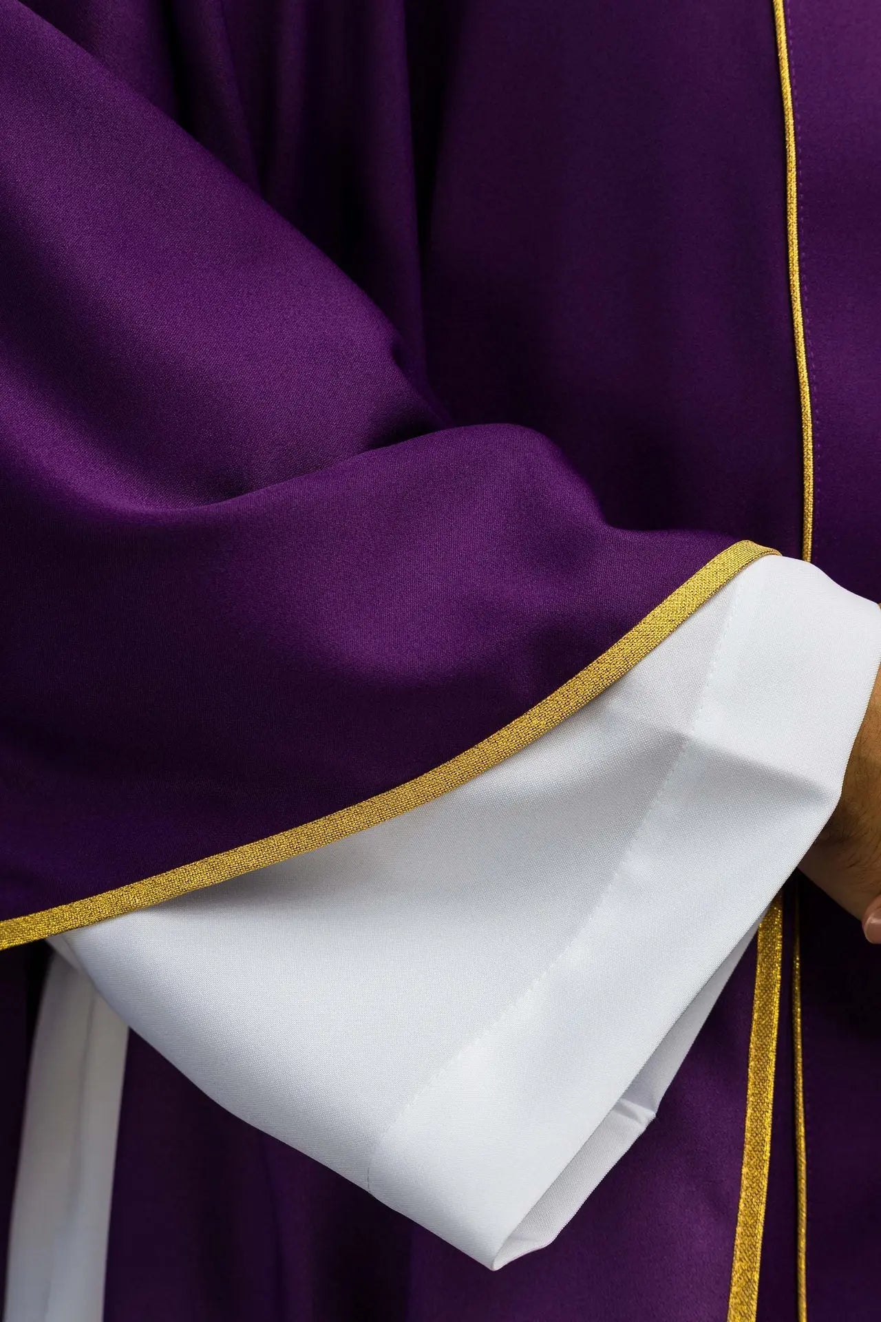 Chasuble Croix et oreilles en violet