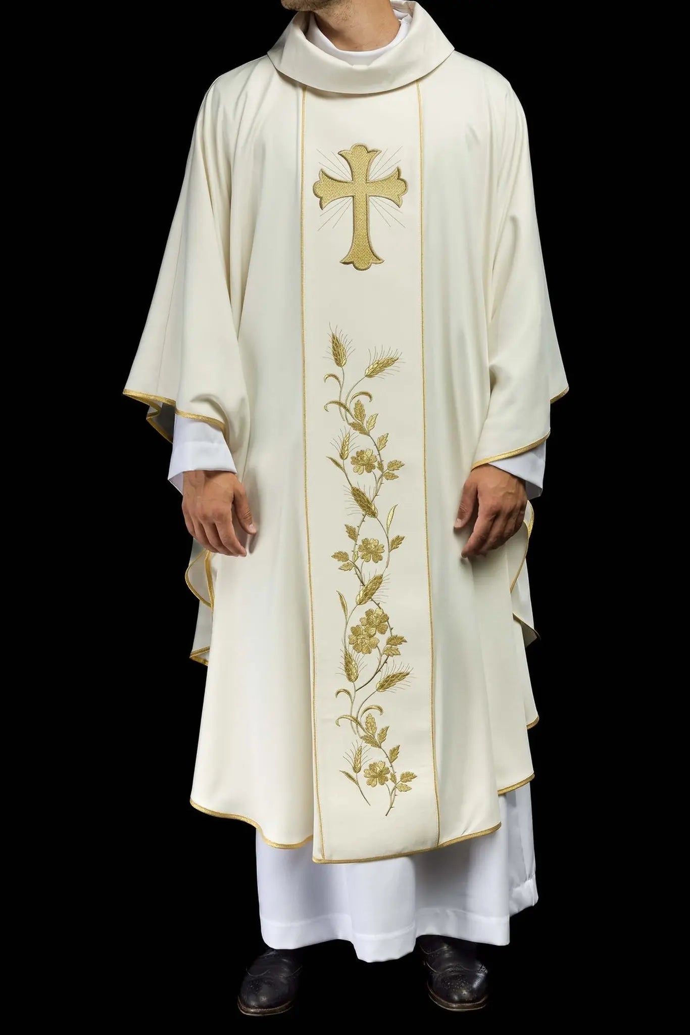 Chasuble avec croix brodée et oreilles en écru