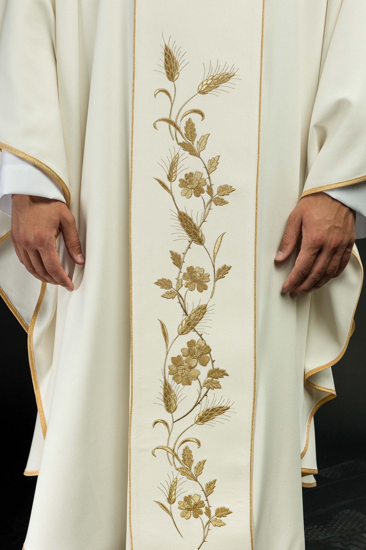 Ornat z haftowanym krzyżem i kłosami w kolorze ecru - ORNATY.PL