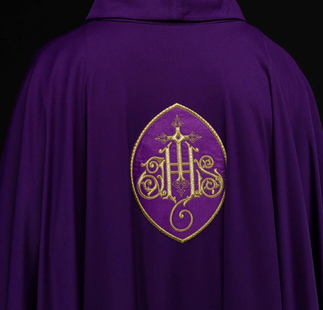 Chasuble brodée avec IHS tissu tricoté léger SACROLITE